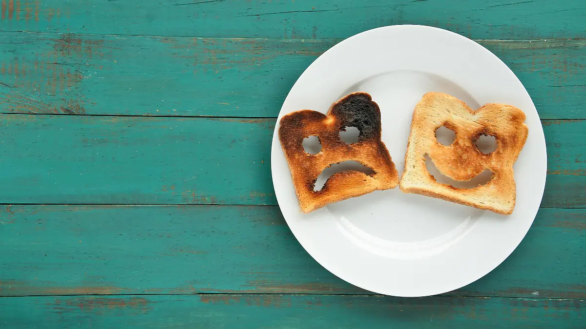 Toastbrote mit lachendem und traurigem Gesicht.