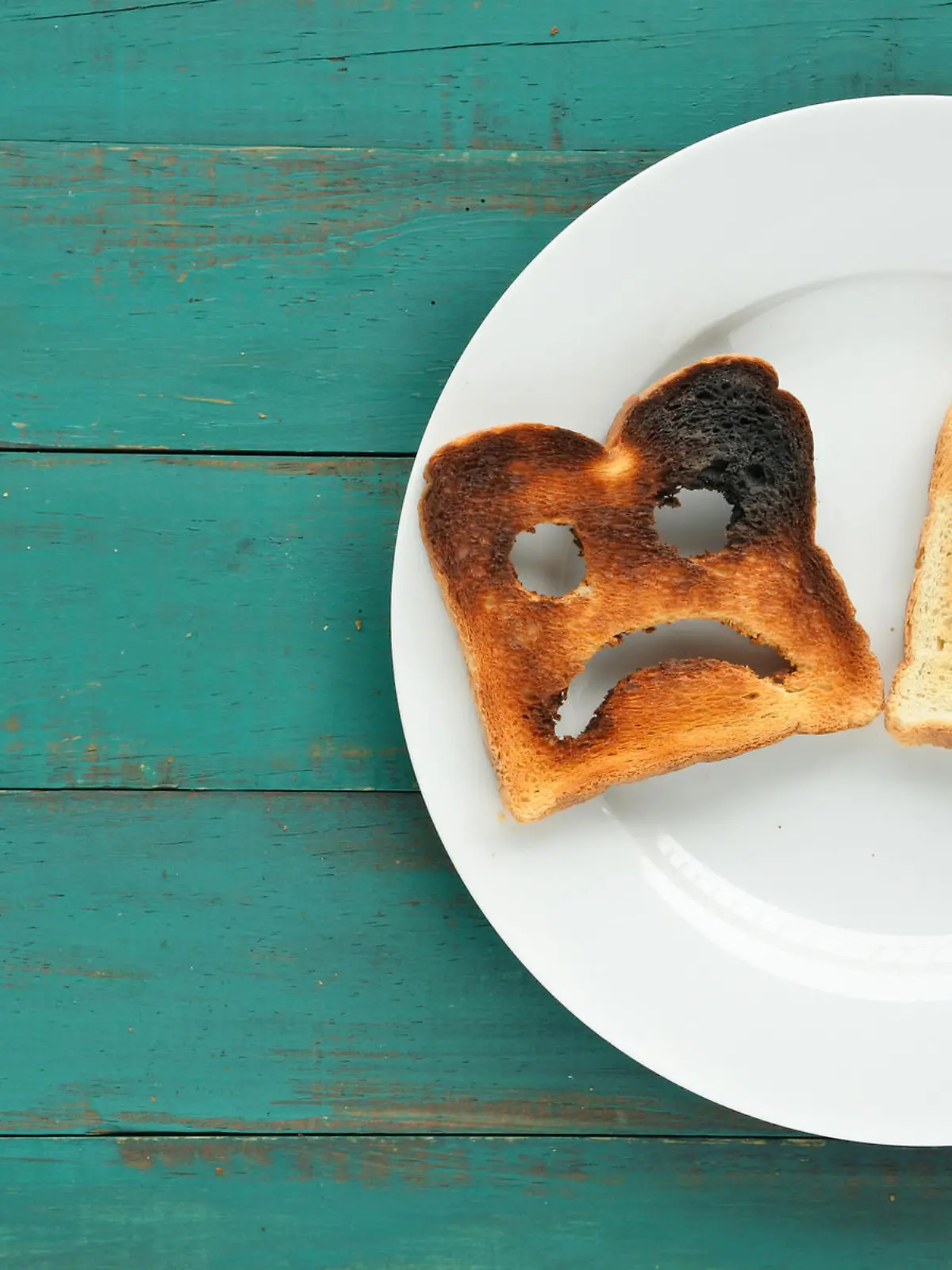 Toastbrote mit lachendem und traurigem Gesicht.