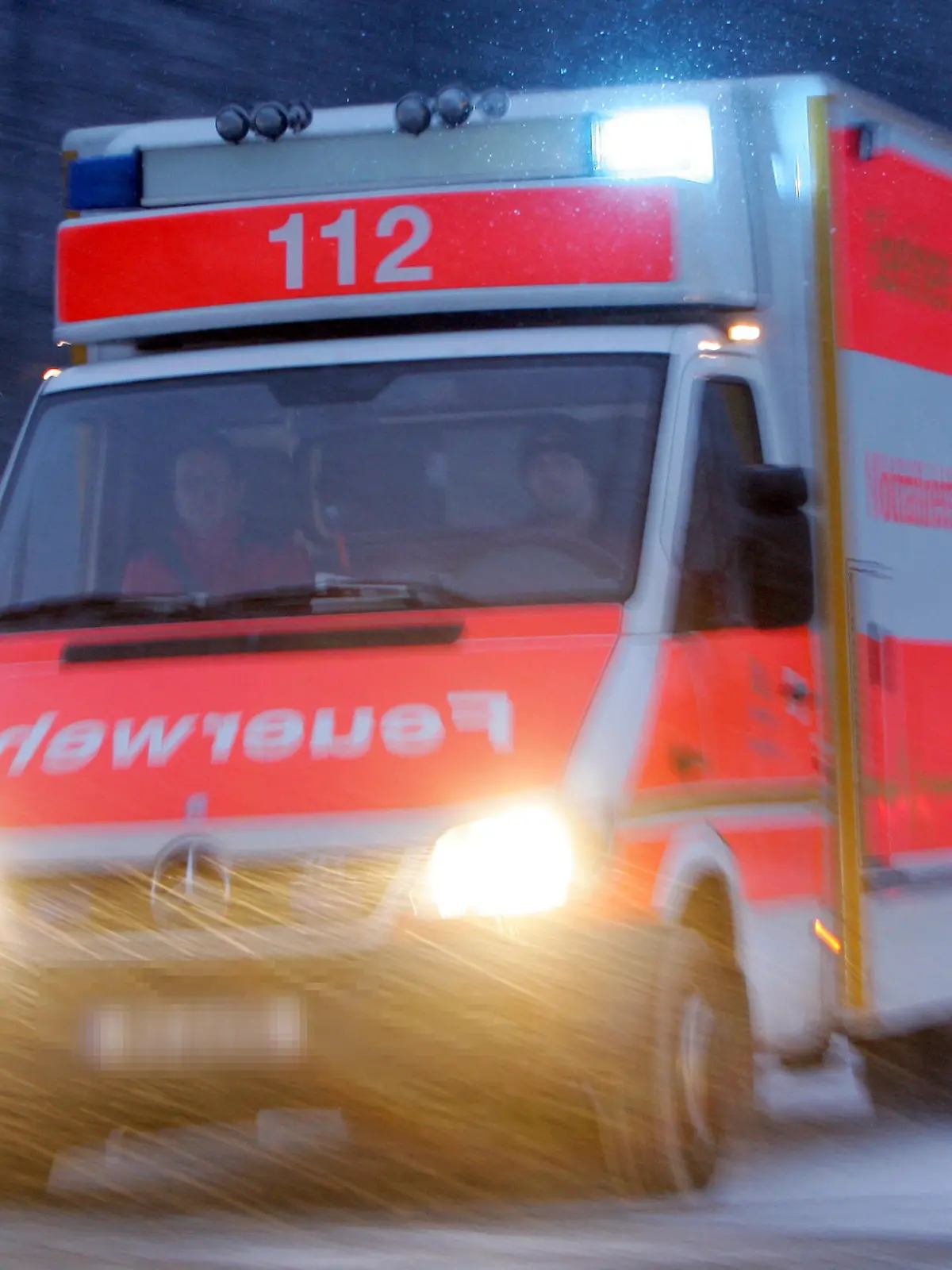 Bei starkem Schneefall ist am 26.01.2007 in Berlin auf der Straße des 17. Juni ein Rettungswagen der Feuerwehr mit Blaulicht unterwegs. Foto: Arno Burgi +++(c) dpa - Report+++