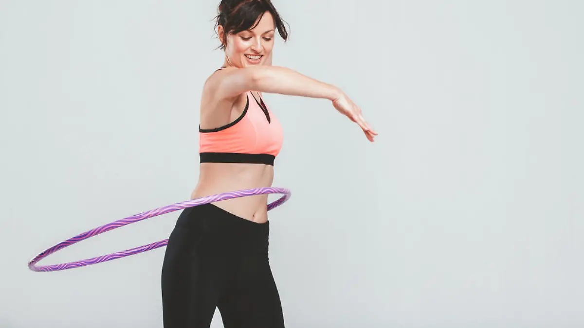 Frau trainiert mit Hula-Hoop-Reifen