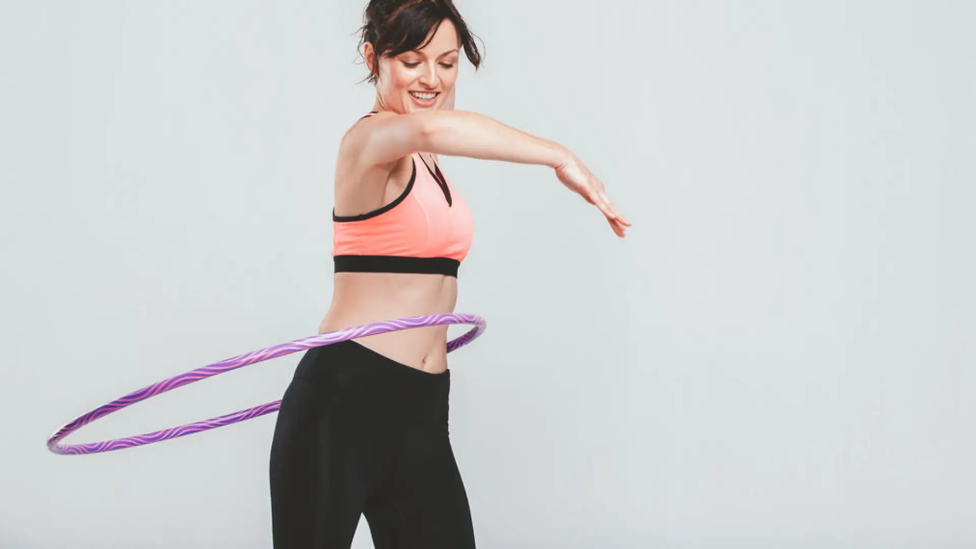Frau trainiert mit Hula-Hoop-Reifen