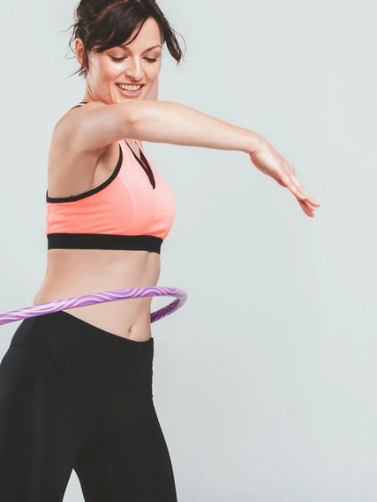 Frau trainiert mit Hula-Hoop-Reifen