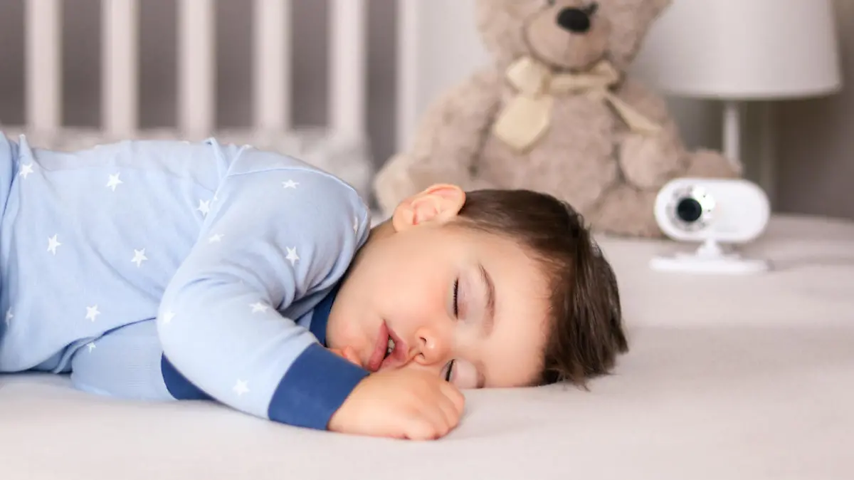 Kind schläft neben Babyphone
