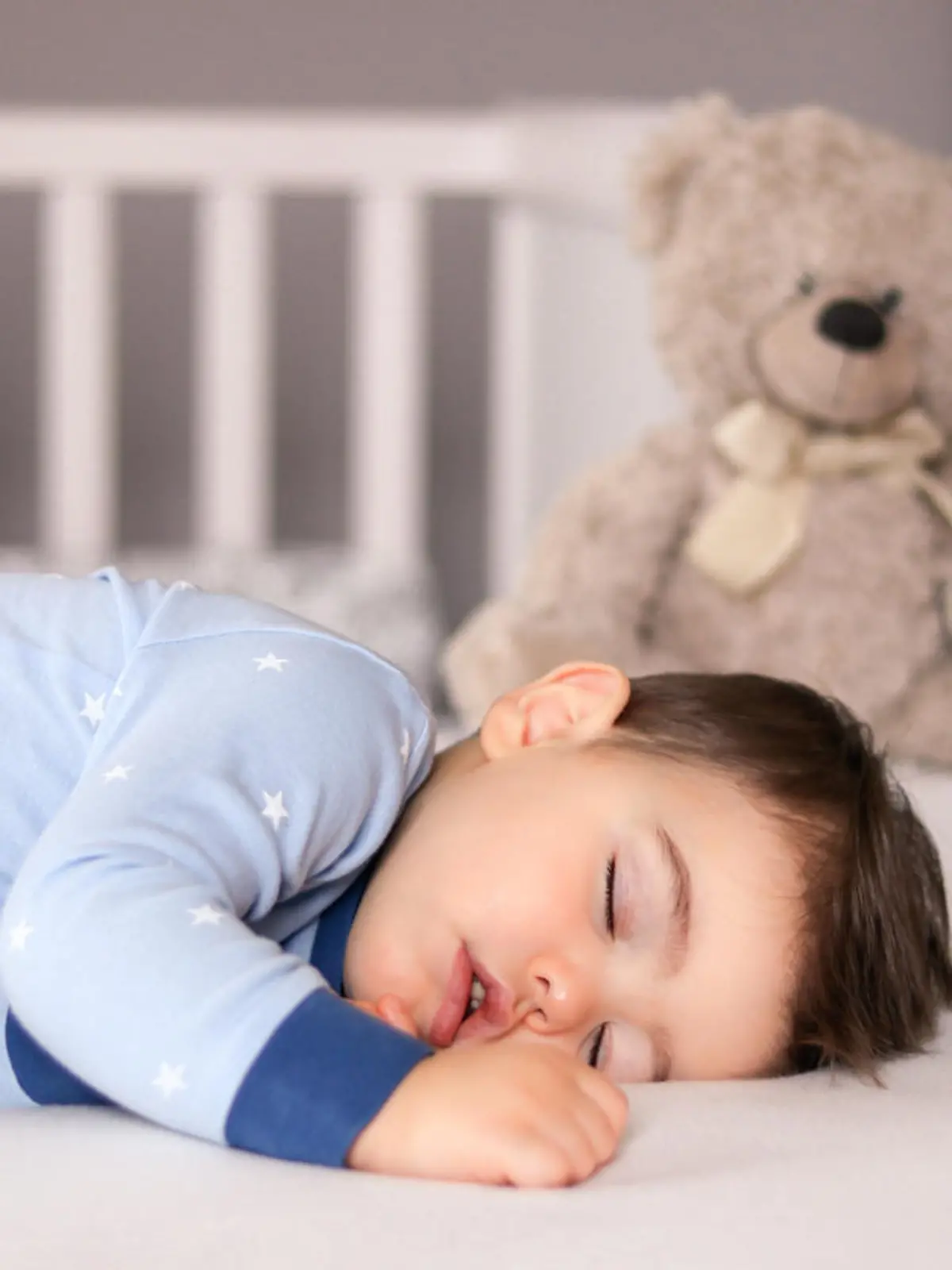 Kind schläft neben Babyphone