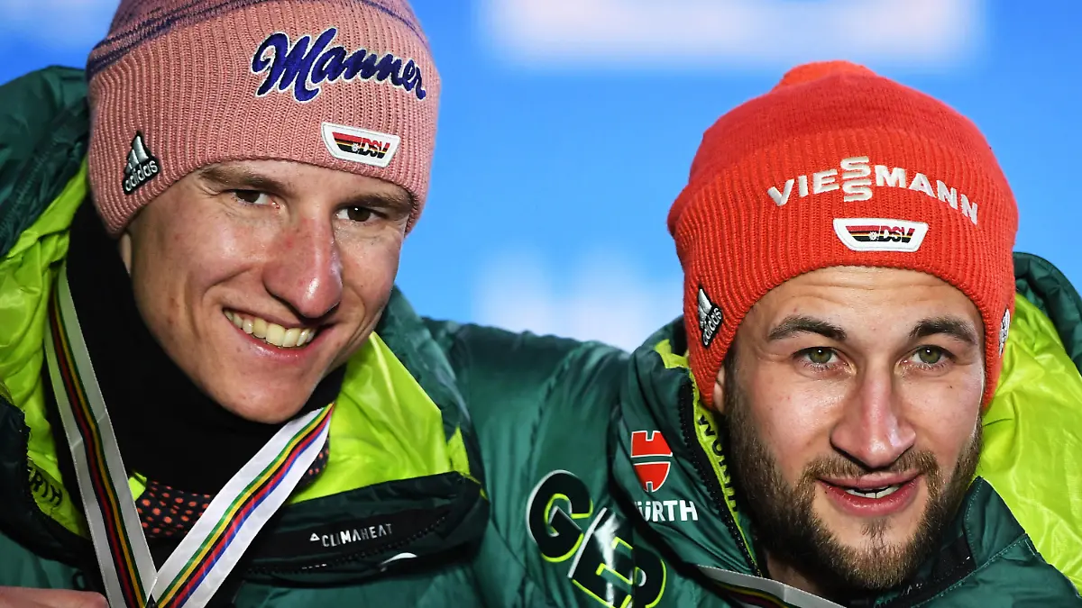 ARCHIV - 23.02.2019, Österreich, Seefeld: Skispringen, Weltmeisterschaft, Großschanze, Herren. Sieger Markus Eisenbichler (r) aus Deutschland und der Zweitplatzierte Karl Geiger aus Deutschland stehen nach der Siegerehrung zusammen. (zu dpa «Skispringer Geiger für Tournee nominiert - Oberstdorf-Start offen») Foto: Hendrik Schmidt/dpa-Zentralbild/dpa +++ dpa-Bildfunk +++