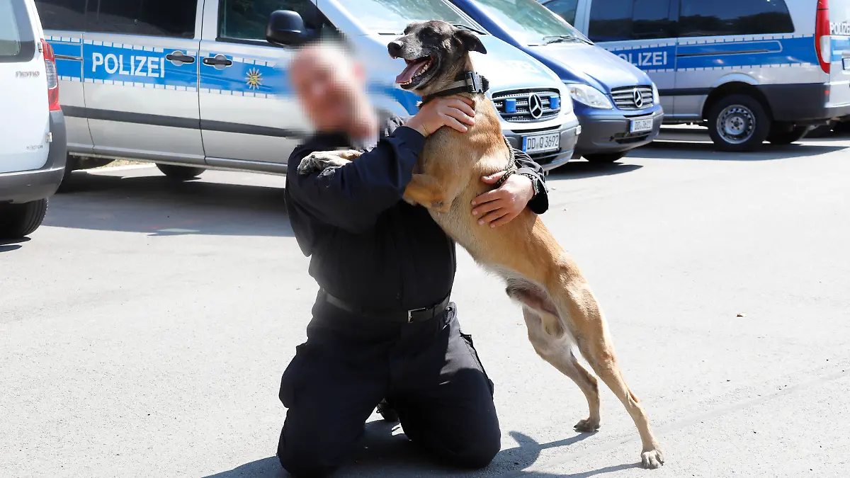 Leitender Hundeausbilder Michael L. mit einem Diensthund.