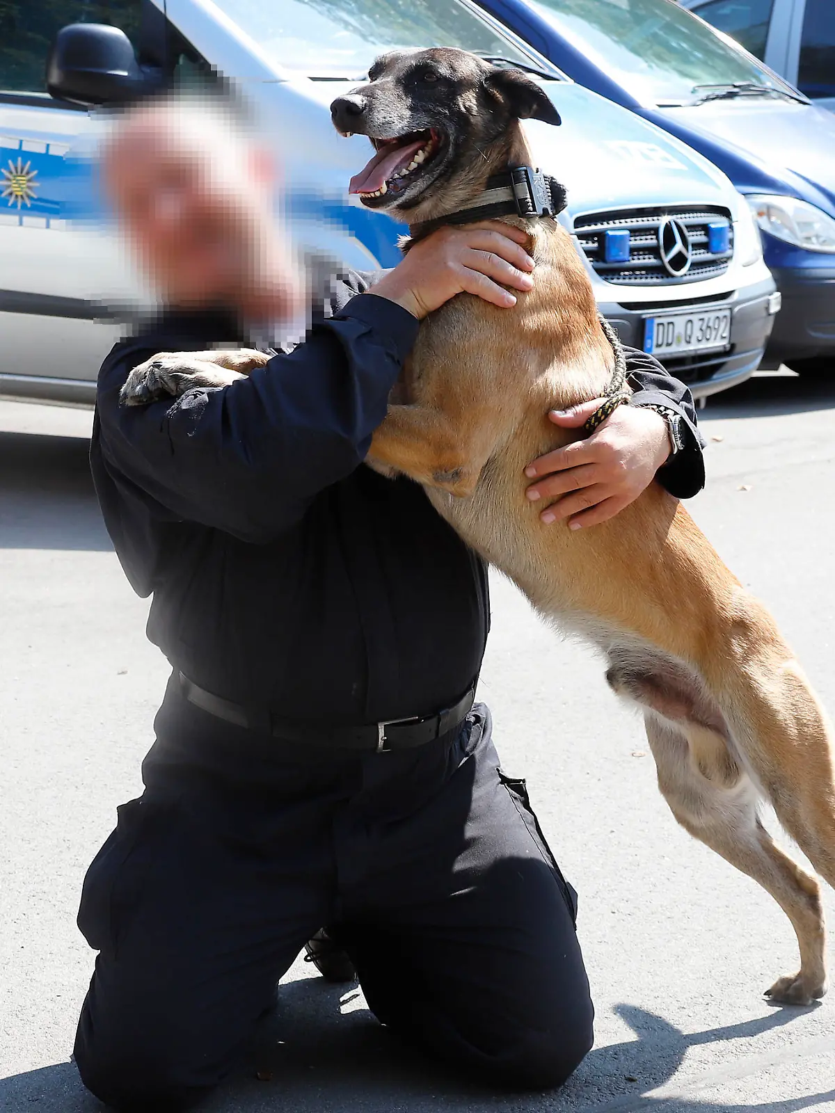 Leitender Hundeausbilder Michael L. mit einem Diensthund.
