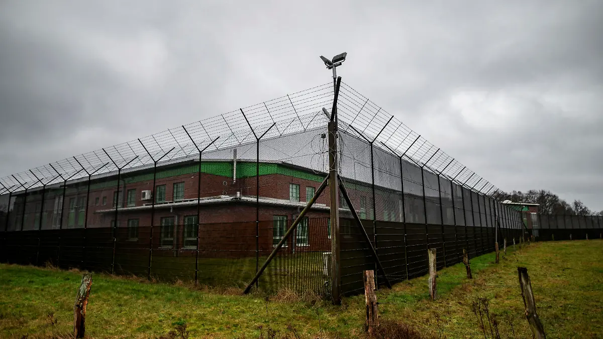 18.01.2021, Schleswig-Holstein, Neumünster: Regenwolken ziehen über die Jugendarrestanstalt Moltsfelde. Wer wegen der Corona-Pandemie in Quarantäne muss und sich weigert, die Regeln einzuhalten, könnte in Schleswig-Holstein bald in eine Einrichtung zur Absonderung von Quarantäneverweigerern kommen. Betroffene sollen im Land im Extremfall in eine zentrale Einrichtungen zwangseingewiesen werden - die sich auf dem Gelände der Jugendarrestanstalt befindet. Foto: Axel Heimken/dpa +++ dpa-Bildfunk +++