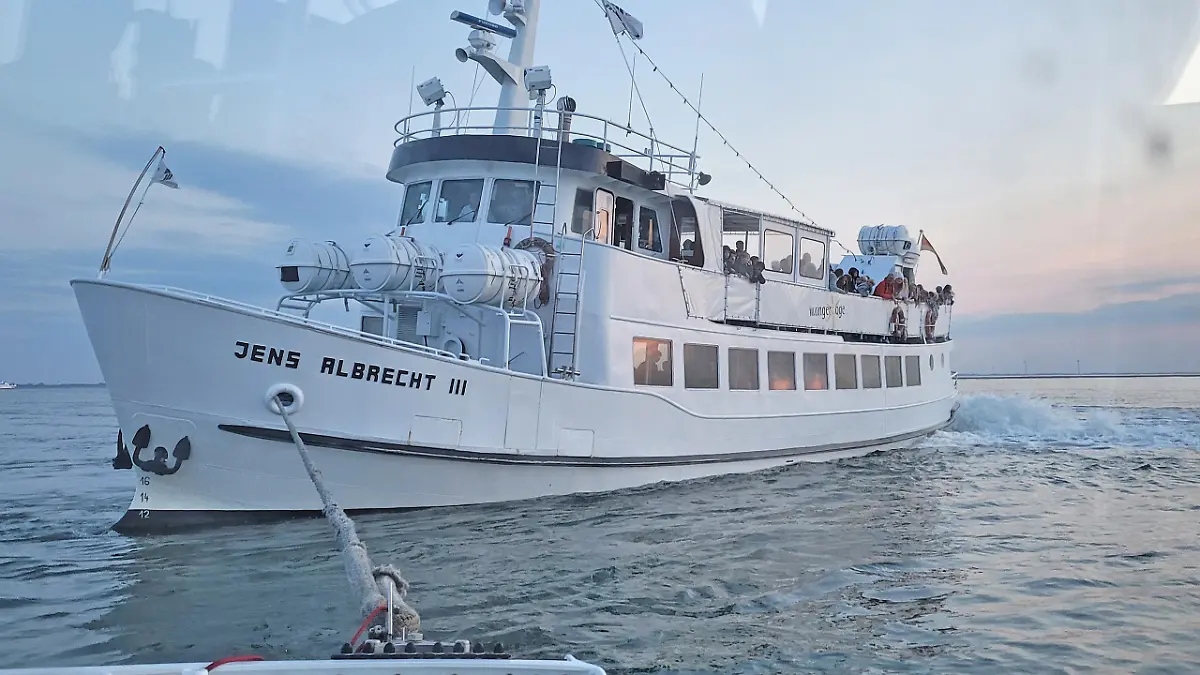 Die Seenotretter haben im niedersächsischen Wattenmeer zwischen den ostfriesischen Inseln Spiekeroog und Wangerooge am Donnerstag, 22. September 2022, ein festgekommenes Fahrgastschiff mit 137 Menschen an Bord freigeschleppt. An Bord waren mehr als 100 Kinder. Mit dem Seenotrettungsboot FRITZ THIEME/Station Wangerooge der Deutschen Gesellschaft zur Rettung Schiffbrüchiger (DGzRS) befreite die Freiwilligen-Besatzung Schiff und Passagiere aus der misslichen Lage.