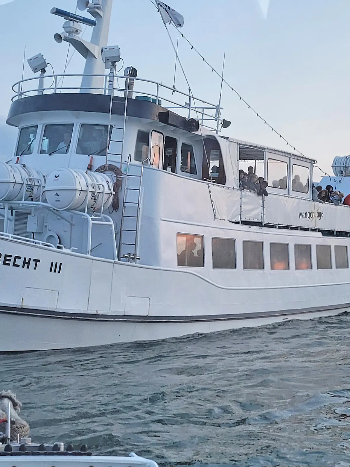Die Seenotretter haben im niedersächsischen Wattenmeer zwischen den ostfriesischen Inseln Spiekeroog und Wangerooge am Donnerstag, 22. September 2022, ein festgekommenes Fahrgastschiff mit 137 Menschen an Bord freigeschleppt. An Bord waren mehr als 100 Kinder. Mit dem Seenotrettungsboot FRITZ THIEME/Station Wangerooge der Deutschen Gesellschaft zur Rettung Schiffbrüchiger (DGzRS) befreite die Freiwilligen-Besatzung Schiff und Passagiere aus der misslichen Lage.