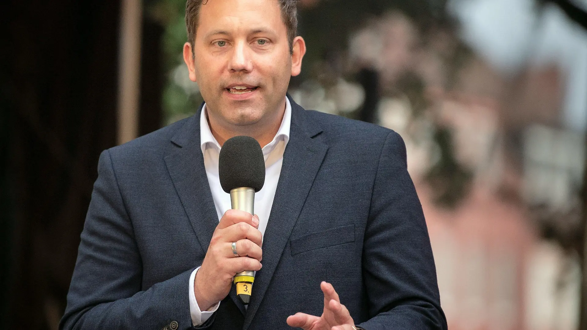 ARCHIV - 27.08.2022, Niedersachsen, Emden: Lars Klingbeil, Parteivorsitzender der SPD, spricht bei einer Wahlkampf-Veranstaltung der SPD Niedersachsen im Stadtgarten. Klingbeil hat sich für eine Überprüfung der umstrittenen Gasumlage ausgesprochen. (zu dpa: «SPD-Chef Klingbeil stellt Gasumlage infrage») Foto: Sina Schuldt/dpa +++ dpa-Bildfunk +++