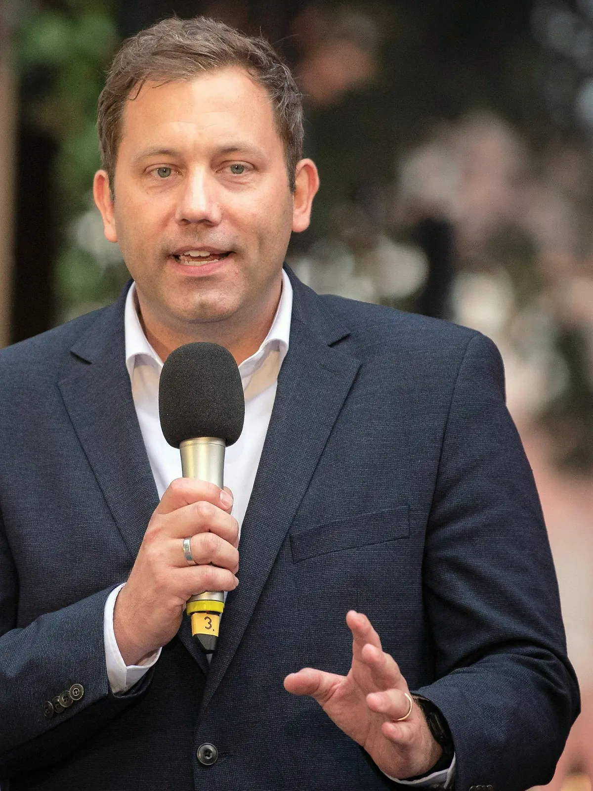 ARCHIV - 27.08.2022, Niedersachsen, Emden: Lars Klingbeil, Parteivorsitzender der SPD, spricht bei einer Wahlkampf-Veranstaltung der SPD Niedersachsen im Stadtgarten. Klingbeil hat sich für eine Überprüfung der umstrittenen Gasumlage ausgesprochen. (zu dpa: «SPD-Chef Klingbeil stellt Gasumlage infrage») Foto: Sina Schuldt/dpa +++ dpa-Bildfunk +++