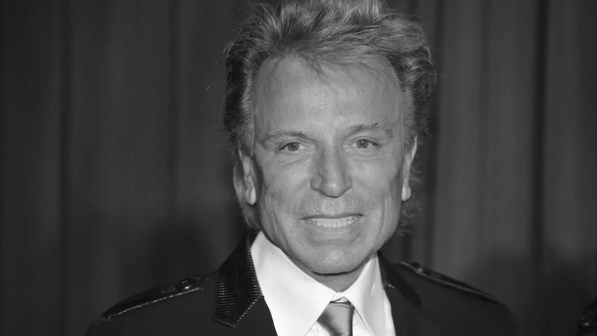 ARCHIV - 04.11.2009, Nordrhein-Westfalen, Brühl: Siegfried Fischbacher vom Magier-Duo "Siegfried und Roy" ist zu Gast bei der Abendshow "Fantissima" im Phantasialand. Der «Siegfried & Roy»-Magier Siegfried Fischbacher war Mitte Januar im Alter von 81 Jahren an Krebs gestorben. (zu dpa "Siegfried Fischbachers Schwester: «Er hatte keine Angst»»") Foto: Jörg Carstensen/dpa +++ dpa-Bildfunk +++