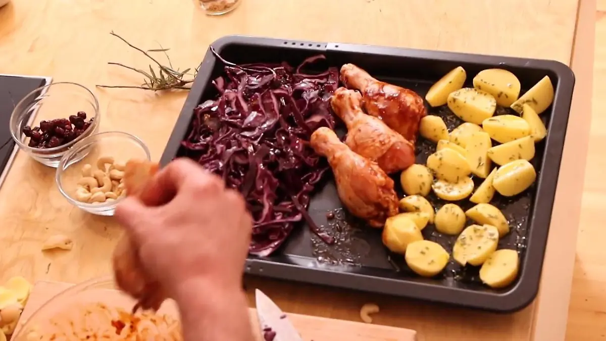 Hähnchenschenkel mit Rotkohl vom Backblech
