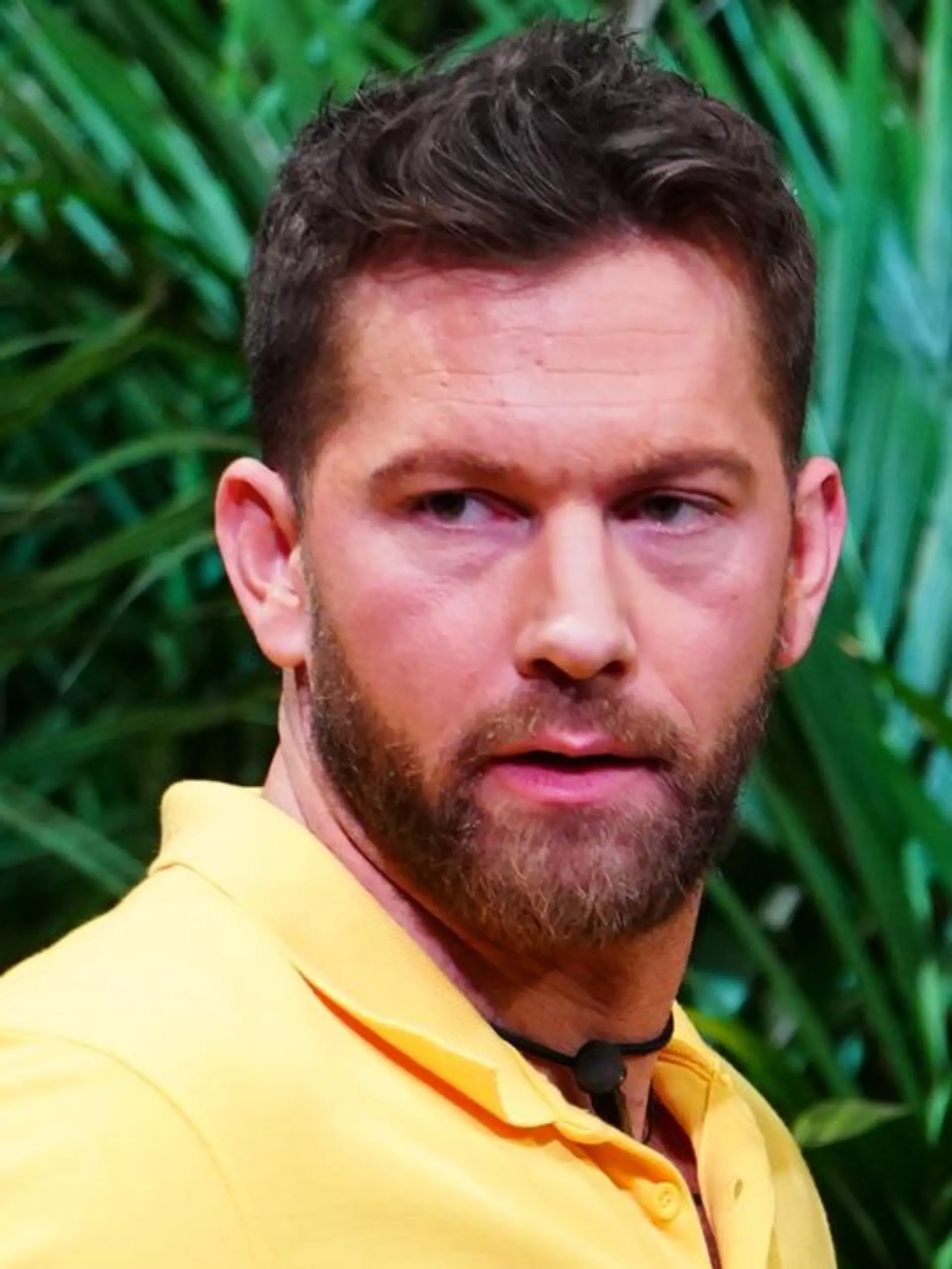 Tag 8:  Dschungelprüfung-Tauglichkeitsprüfung " Un-Glücksrad".
V.l.: Oliver Sanne, Sam Dylan und Christina Dimitriou sind nicht begeistert, als sie Sonja und Daniel die Prüfung erklären.
Die Verwendung des sendungsbezogenen Materials ist nur mit dem Hinweis und Verlinkung auf TVNOW gestattet.