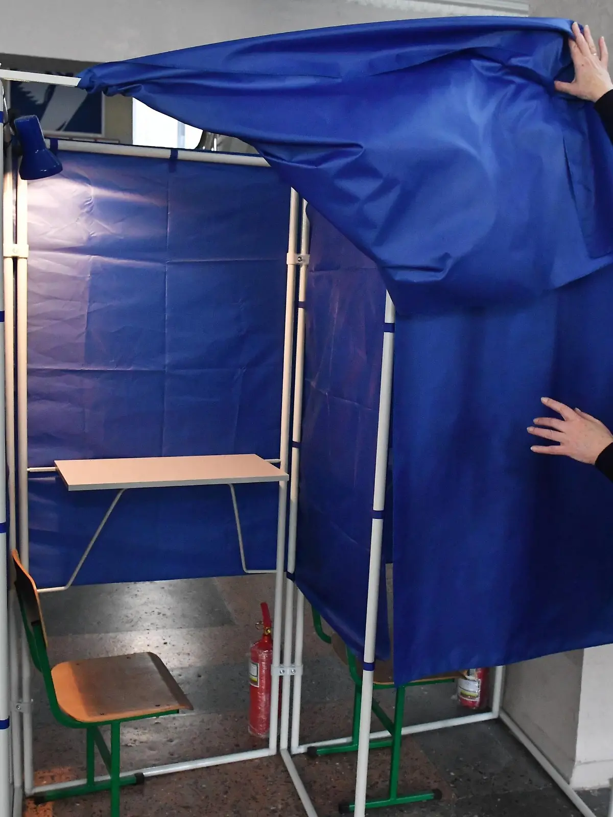 DPR Ukraine Russia Joining Referendum Preparations 8280200 22.09.2022 A woman prepares a voting booth at a school No 113 used as a polling station ahead of the upcoming voting in the republic to become integral part of Russia, in Donetsk, Donetsk People s Republic. RIA Novosti / Sputnik Donetsk Donetsk People s Republic PUBLICATIONxINxGERxSUIxAUTxONLY Copyright: xRIAxNovostix 
