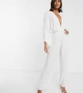Hochzeitsjumpsuit mit Perlenverzierung