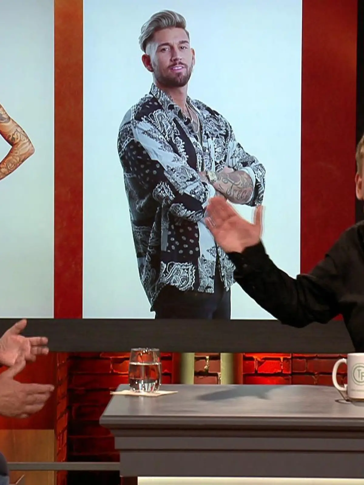 Jan Hofer macht bei "Täglich frisch geröstet" sein Trash-TV-Diplom