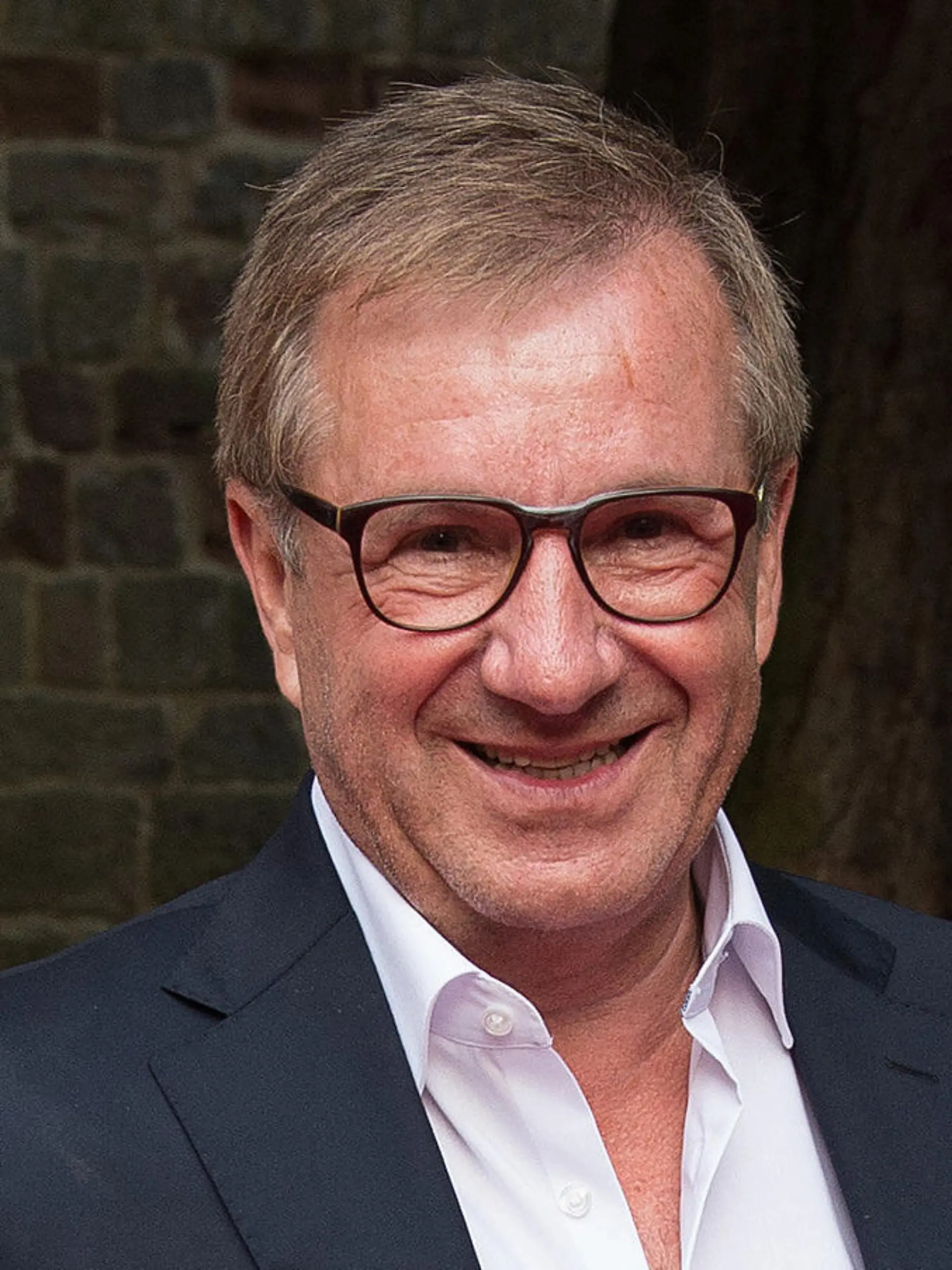 ARCHIV - 23.06.2017, Hessen, Bad Hersfeld: Moderator und «Tagesschau»-Sprecher Jan Hofer steht auf dem Roten Teppich der Bad Hersfelder Festspiele. Ungewöhnlicher Anblick am Mittag: Der langjährige «Tagesschau»-Sprecher Jan Hofer hat bei RTL einen Beitrag im Magazin «Punkt 12» anmoderiert. (zu dpa «Ehemaliger «Mr. Tagesschau» Hofer sagt Beitrag bei «Punkt 12» an») Foto: picture alliance / Swen Pförtner/dpa +++ dpa-Bildfunk +++