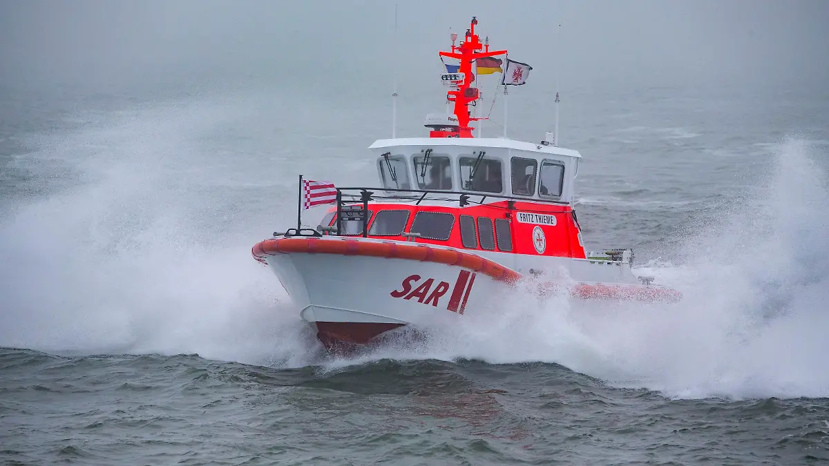 Das Seenotrettungsboot FRITZ THIEME/Station Wangerooge der Deutschen Gesellschaft zur Rettung Schiffbrüchiger (DGzRS) am 9. April 2018 in seinem Revier. Die Rettungseinheit gehört zur 10,1-Meter-Klasse und wird von freiwilligen Seenotrettern gefahren.
Nebel Dunst diesig