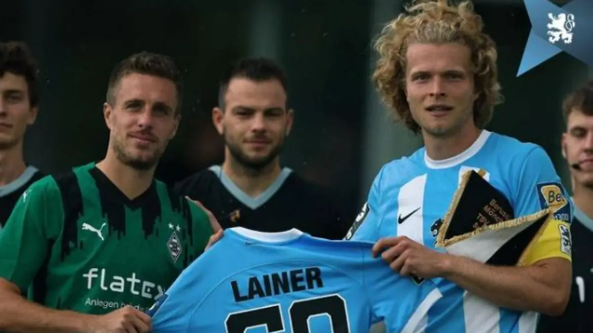 Gladbachs Patrick Herrmann (l.) und Münchens Jesper Verlaat mit Lainer-Trikot