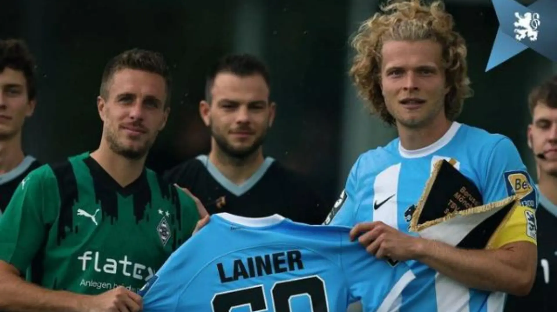 Gladbachs Patrick Herrmann (l.) und Münchens Jesper Verlaat mit Lainer-Trikot
