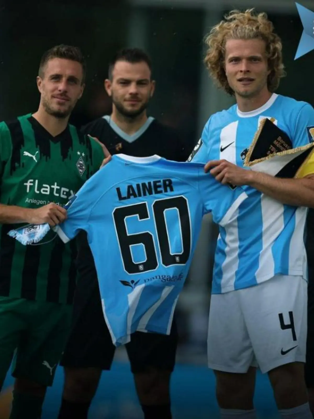 Gladbachs Patrick Herrmann (l.) und Münchens Jesper Verlaat mit Lainer-Trikot