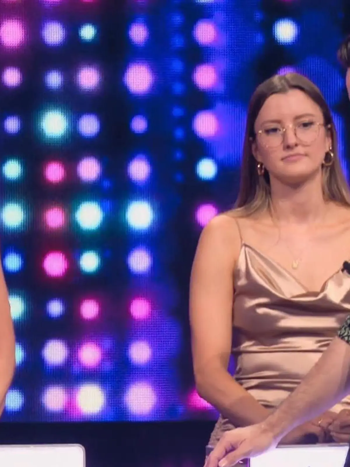 "Take Me Out"-Moderator Jan Köppen erzählt Single-Lady Julia, dass er mal in einem Männerballett getanzt hat