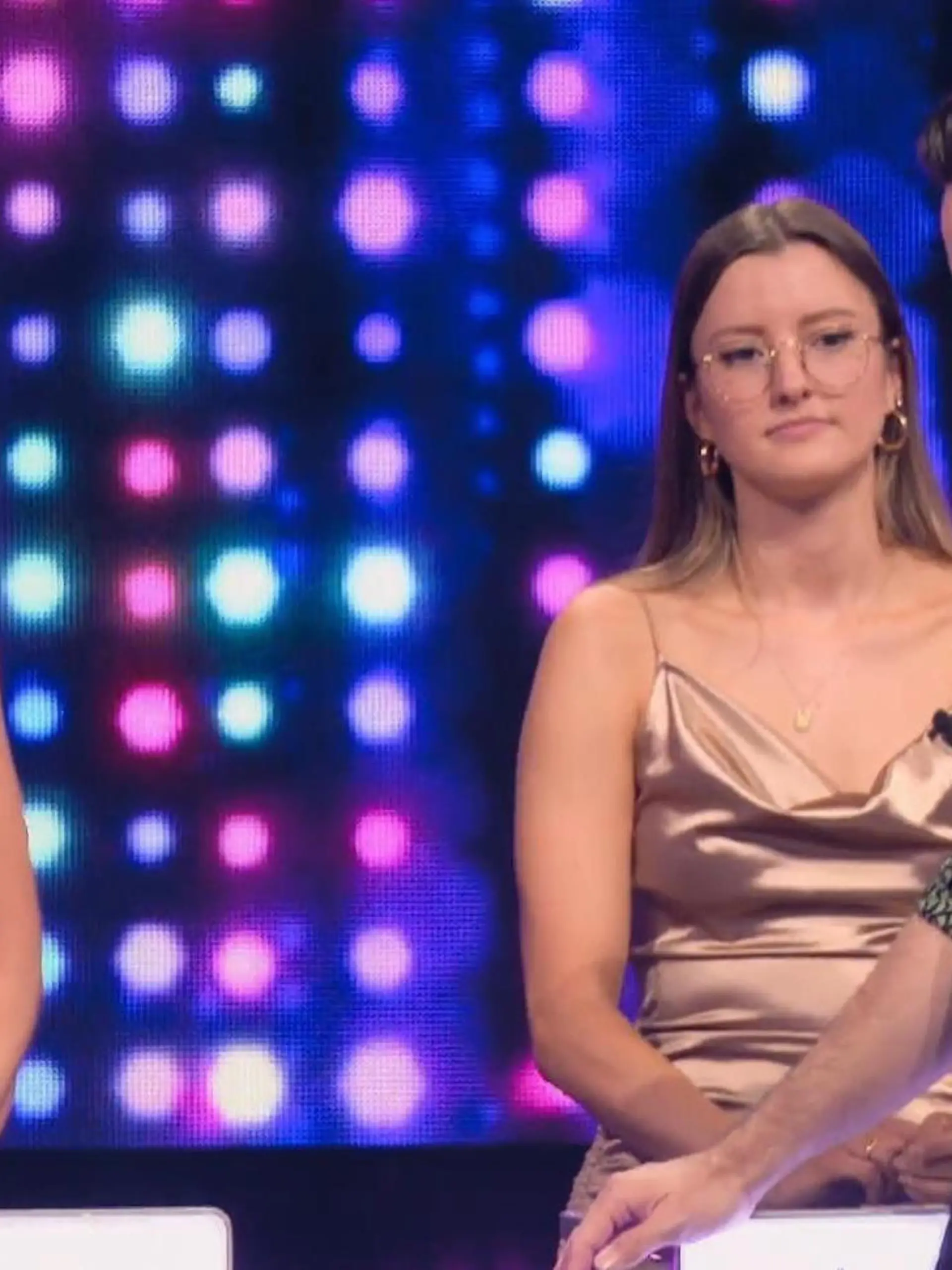 "Take Me Out"-Moderator Jan Köppen erzählt Single-Lady Julia, dass er mal in einem Männerballett getanzt hat