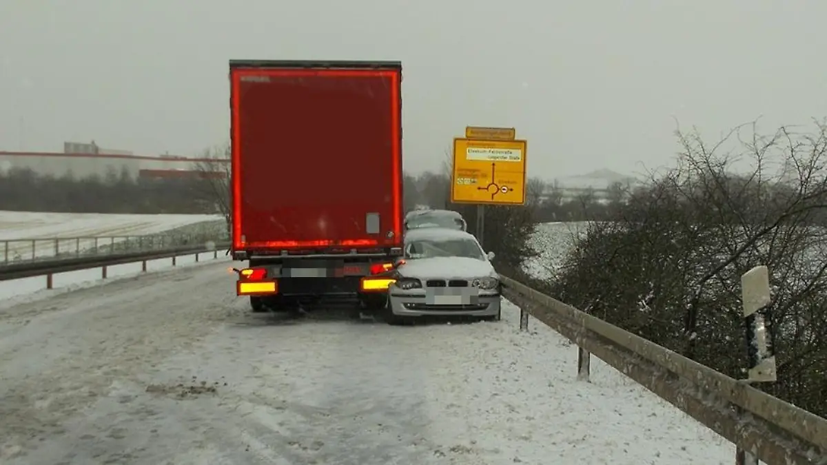 Lkw-Fahrer bremst bewusstlose Fahrerin aus