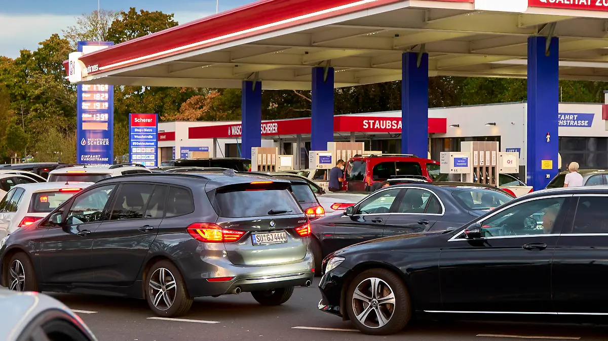 Noch einmal vor dem Auslaufen des Tankrabattes âgÃ_nstigâ tanken. Autoschlangen vor einer Tankstelle in Bonn Hier billig tanken! in Bonn, Deutschland am 31.08.2022 Foto: Rolf Kosecki