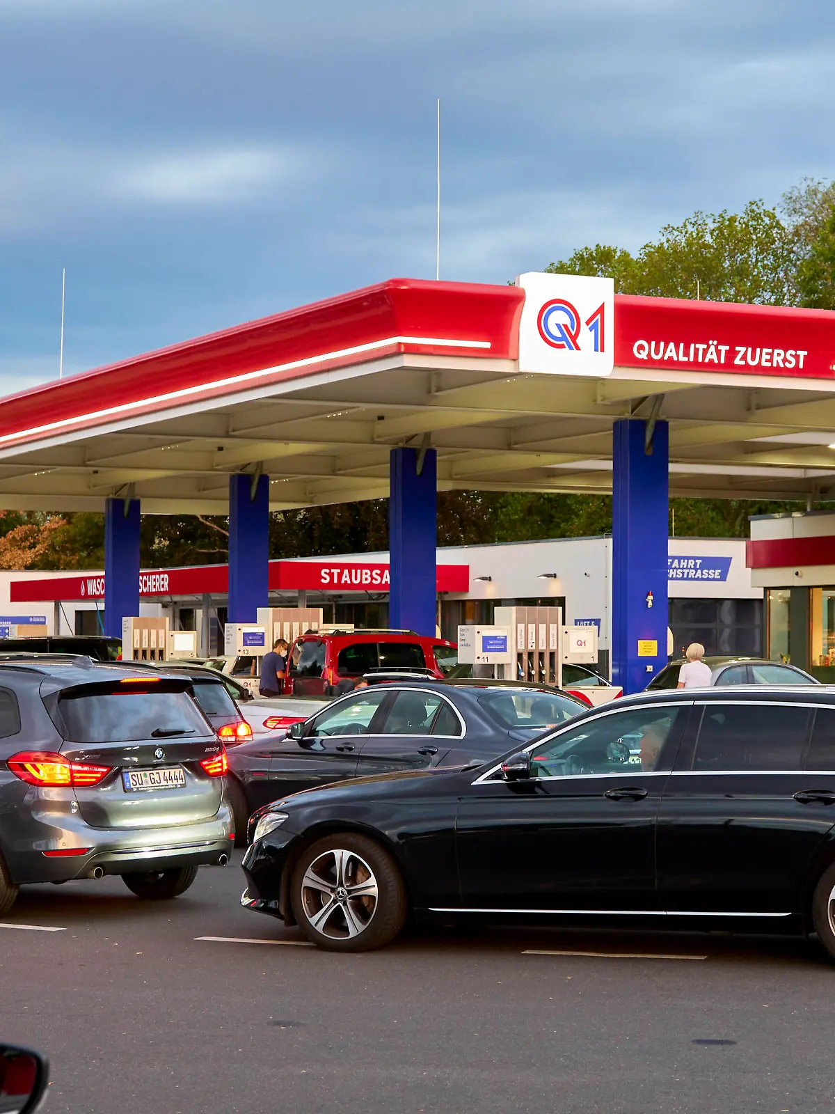 Noch einmal vor dem Auslaufen des Tankrabattes âgÃ_nstigâ tanken. Autoschlangen vor einer Tankstelle in Bonn Hier billig tanken! in Bonn, Deutschland am 31.08.2022 Foto: Rolf Kosecki