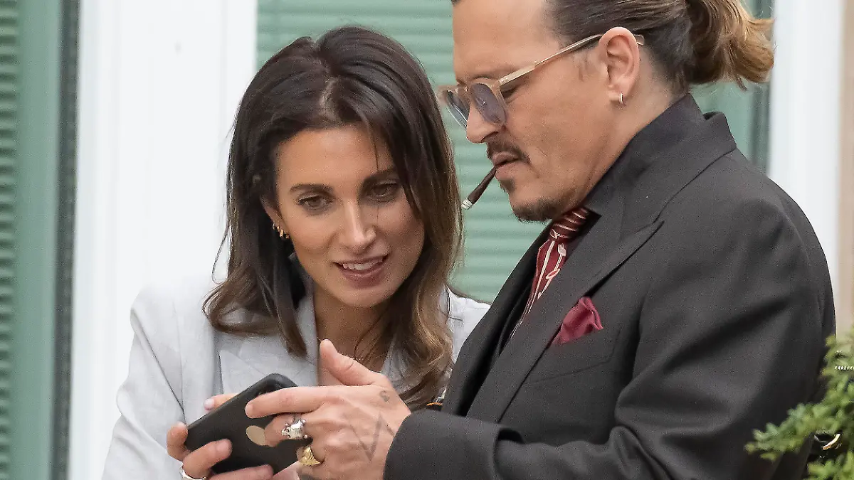 FAIRFAX, VA - MAY 3: (NY & NJ NEWSPAPERS OUT) Johnny Depp look at his smartphone with his UK legal Counsel Joelle Rich during an afternoon recess outside court during the Johnny Depp and Amber Heard civil trial at Fairfax County Circuit Court on May 3, 2022 in Fairfax, Virginia. Depp is seeking $50 million in alleged damages to his career over an op-ed Heard wrote in the Washington Post in 2018.(Photo by Ron Sachs/Consolidated News Pictures/Getty Images)