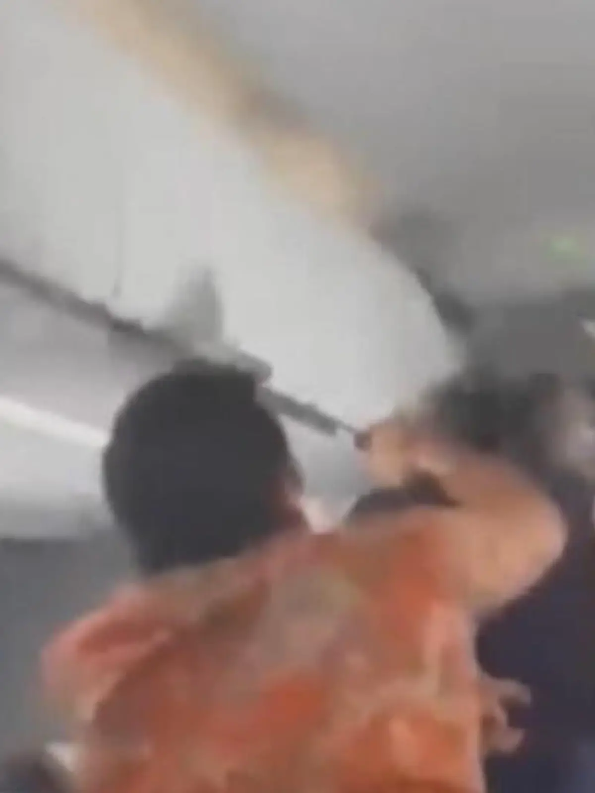 Auf einem Flug der American Airlines rastet ein Passagier aus und schlägt seine Faust an den Kopf des Flugbegleiters. Der Gast wird von den anderen Passagieren mit Kabelbinder gefesstelt und später vom FBI verhaftet.