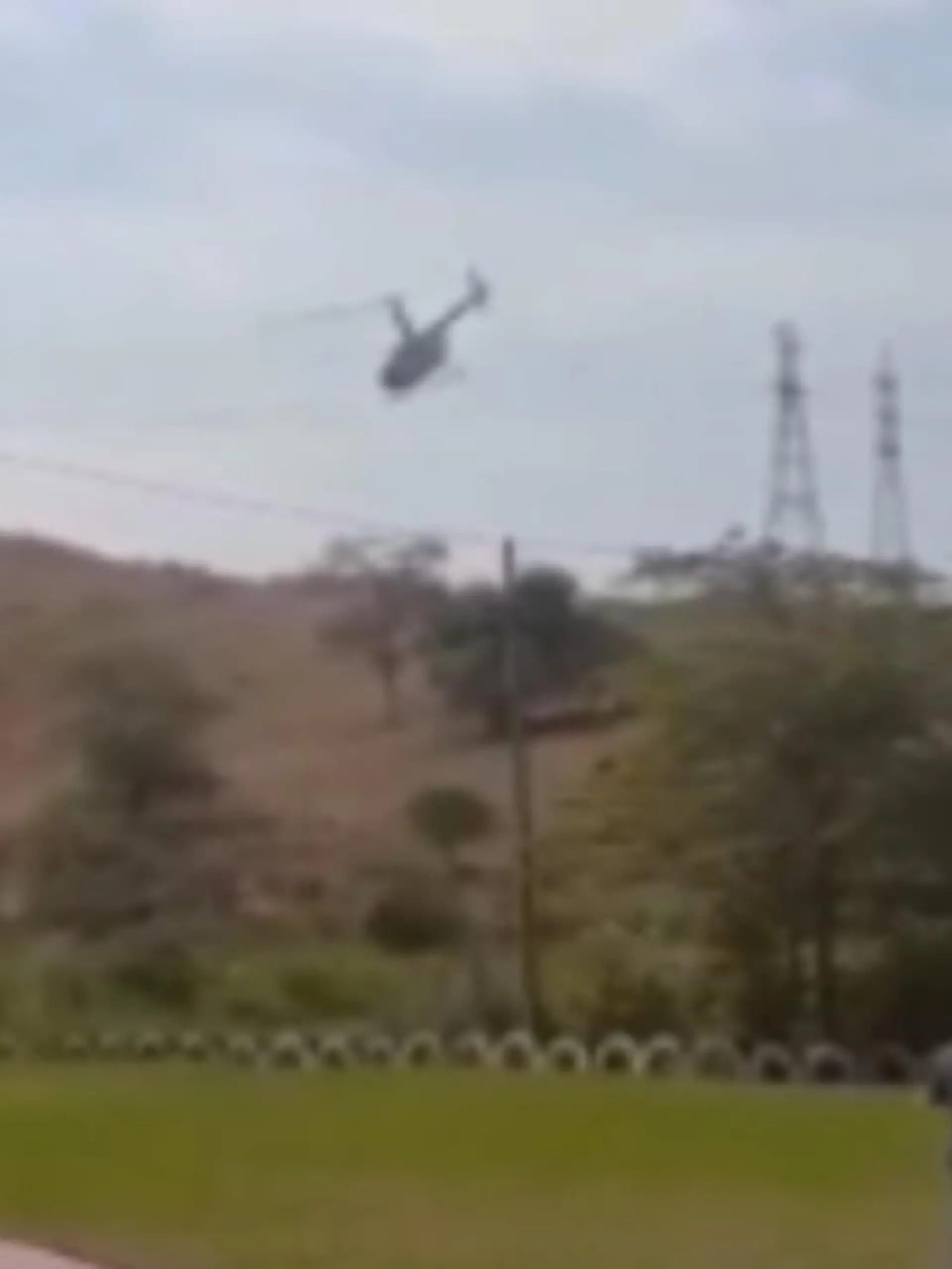 Es ist ein Moment, den eigentlich niemand überleben könnte: In Brasilien ist ein Hubschrauber abgestürzt, an Bord zwei Politiker, ein Mitarbeiter und der Pilot. Doch wie durch ein Wunder überleben alle vier Personen! Wir zeigen den Moment im Video.
