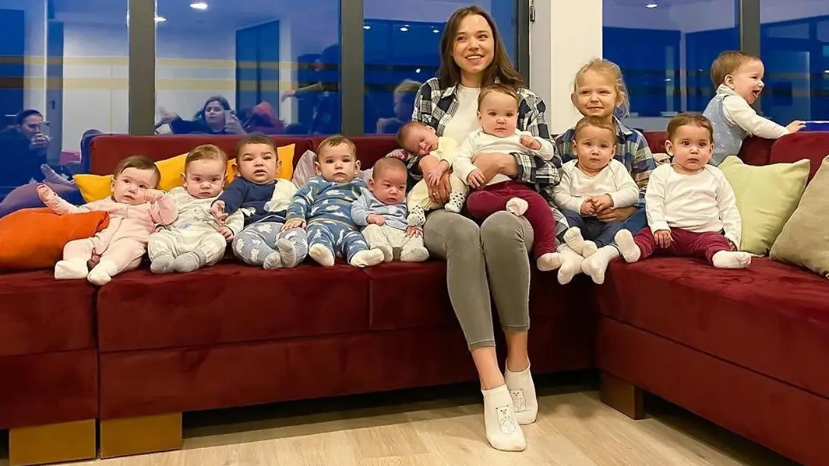 Christina Ozturk mit allen elf Kindern.