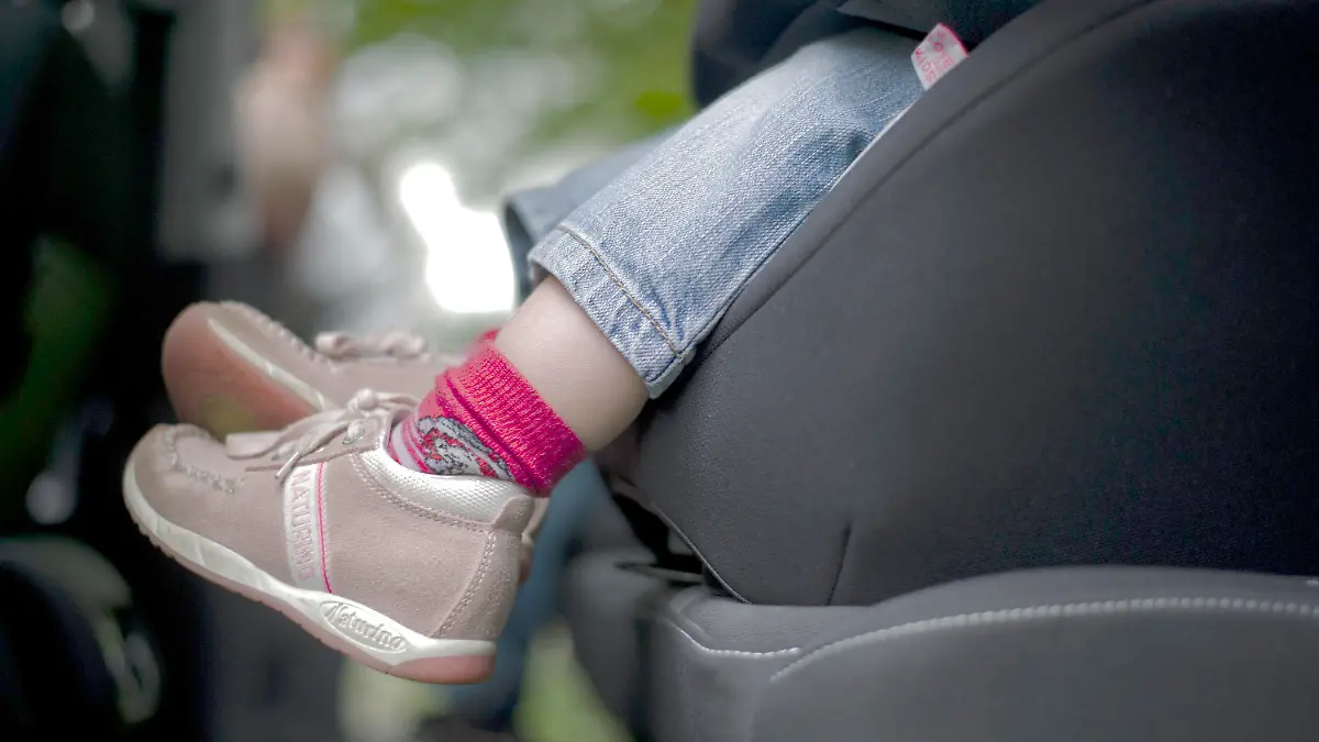 Ein Mädchen sitzt am 22.05.2013 angeschnallt in einem Kindersitz in einem Auto in Frankfurt am Main (Hessen). Der ADAC Hessen-Thüringen informierte am Mittwoch bei einer Pressekonferenz über den aktuellen Kindersitztest. Foto: Nicolas Armer/dpa +++(c) dpa - Bildfunk+++