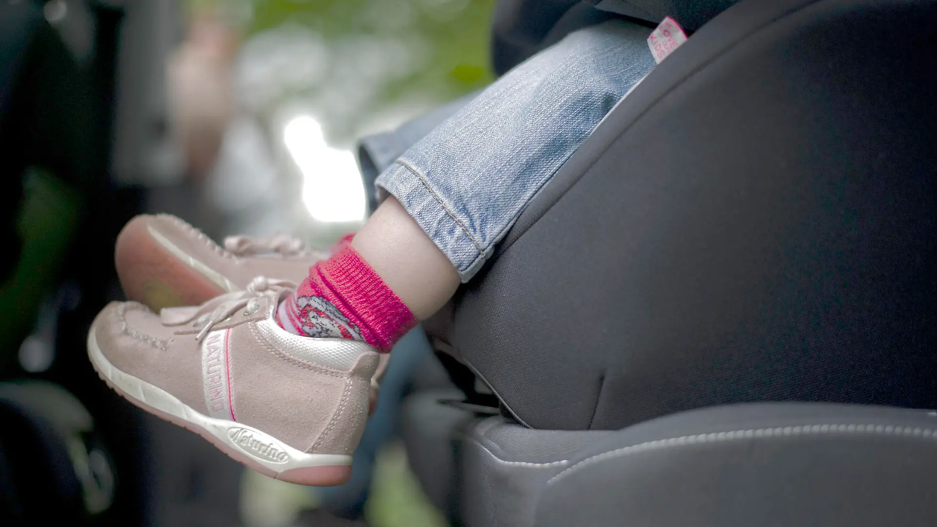 Ein Mädchen sitzt am 22.05.2013 angeschnallt in einem Kindersitz in einem Auto in Frankfurt am Main (Hessen). Der ADAC Hessen-Thüringen informierte am Mittwoch bei einer Pressekonferenz über den aktuellen Kindersitztest. Foto: Nicolas Armer/dpa +++(c) dpa - Bildfunk+++