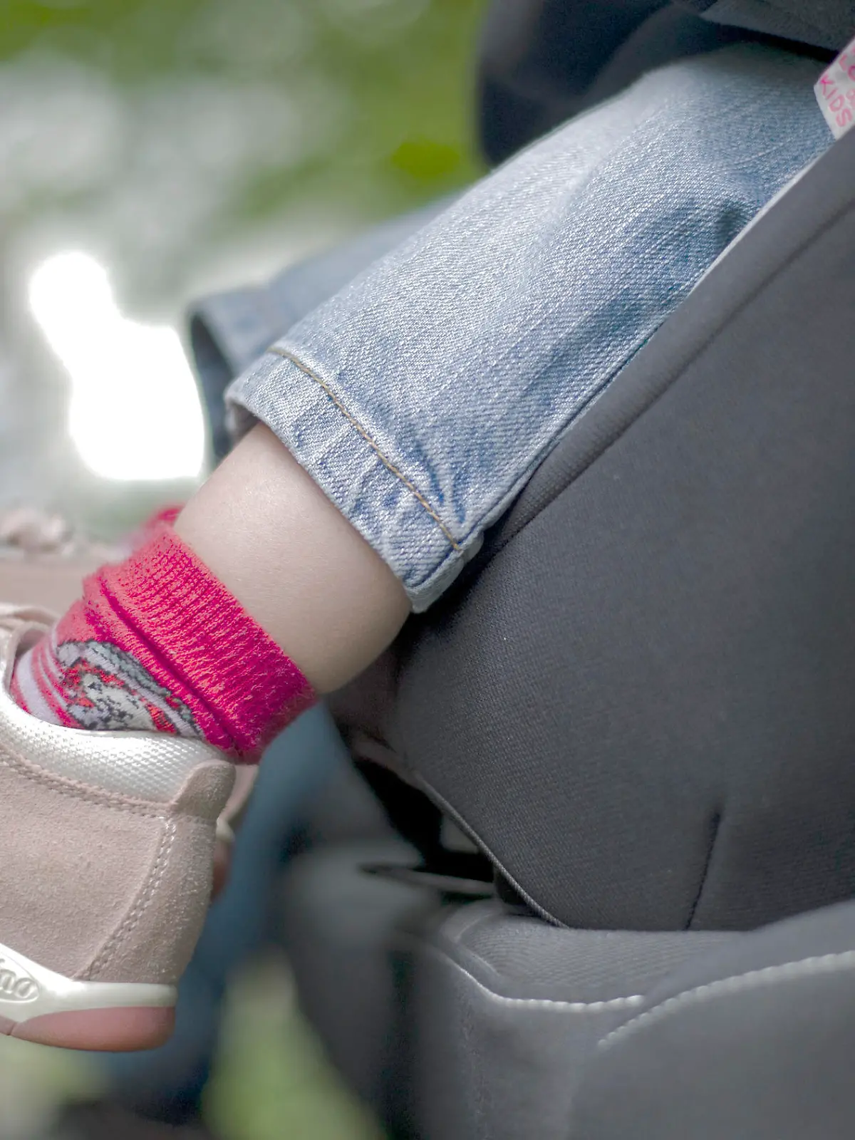 Ein Mädchen sitzt am 22.05.2013 angeschnallt in einem Kindersitz in einem Auto in Frankfurt am Main (Hessen). Der ADAC Hessen-Thüringen informierte am Mittwoch bei einer Pressekonferenz über den aktuellen Kindersitztest. Foto: Nicolas Armer/dpa +++(c) dpa - Bildfunk+++