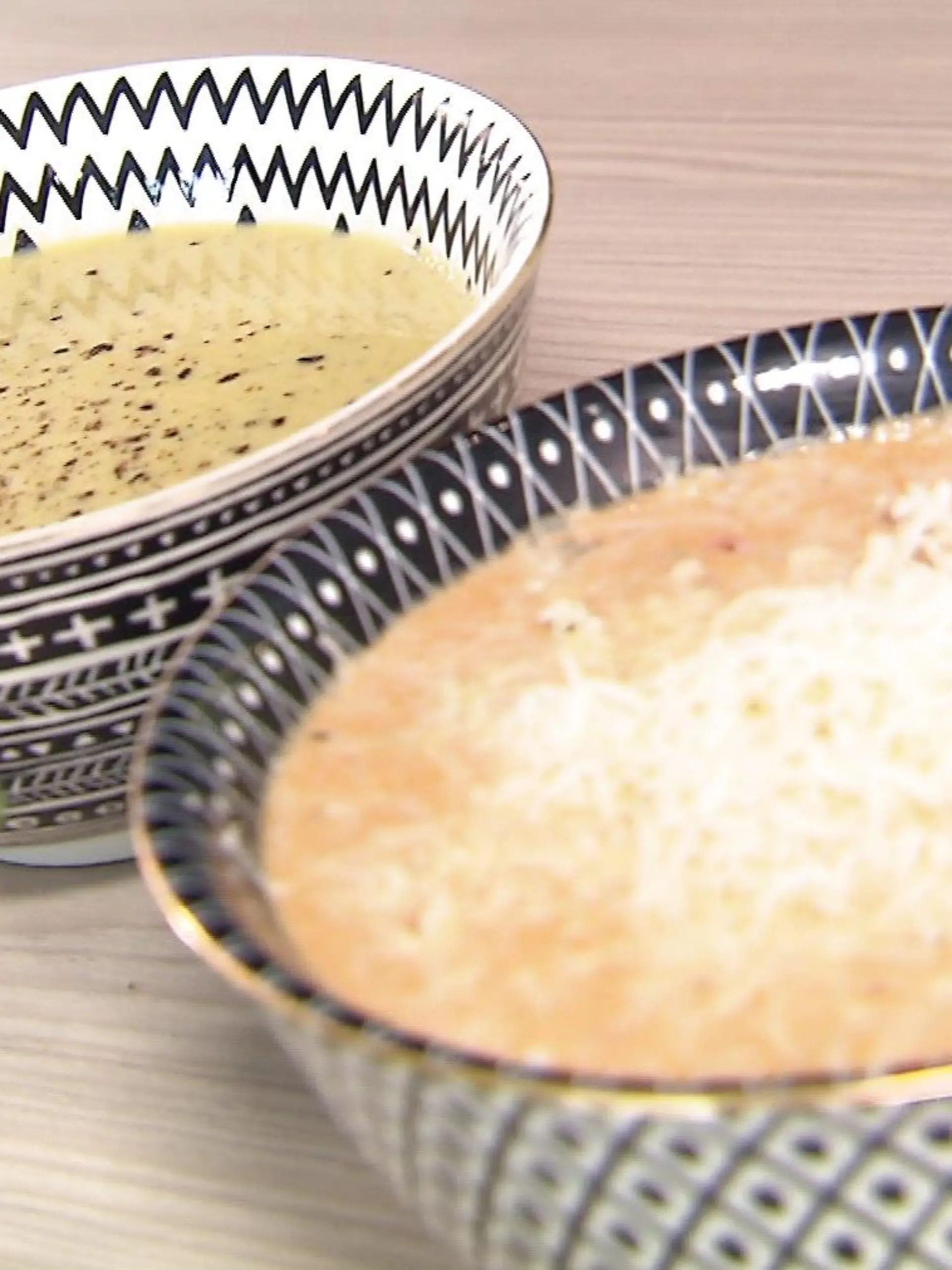 So lecker Suppen sind: Immer nur Kartoffel- und Erbsensuppe kann auf Dauer etwas langweilig werden. Wir zeigen zwei raffinierte, aber trotzdem einfache Varianten: eine Brokkoli-Kokossuppe und eine cremige Hack-Suppe, die Sie blitzschnell  auf den Tisch bekommen. Die Schritt-für-Schritt Anleitung gibt es im Video!