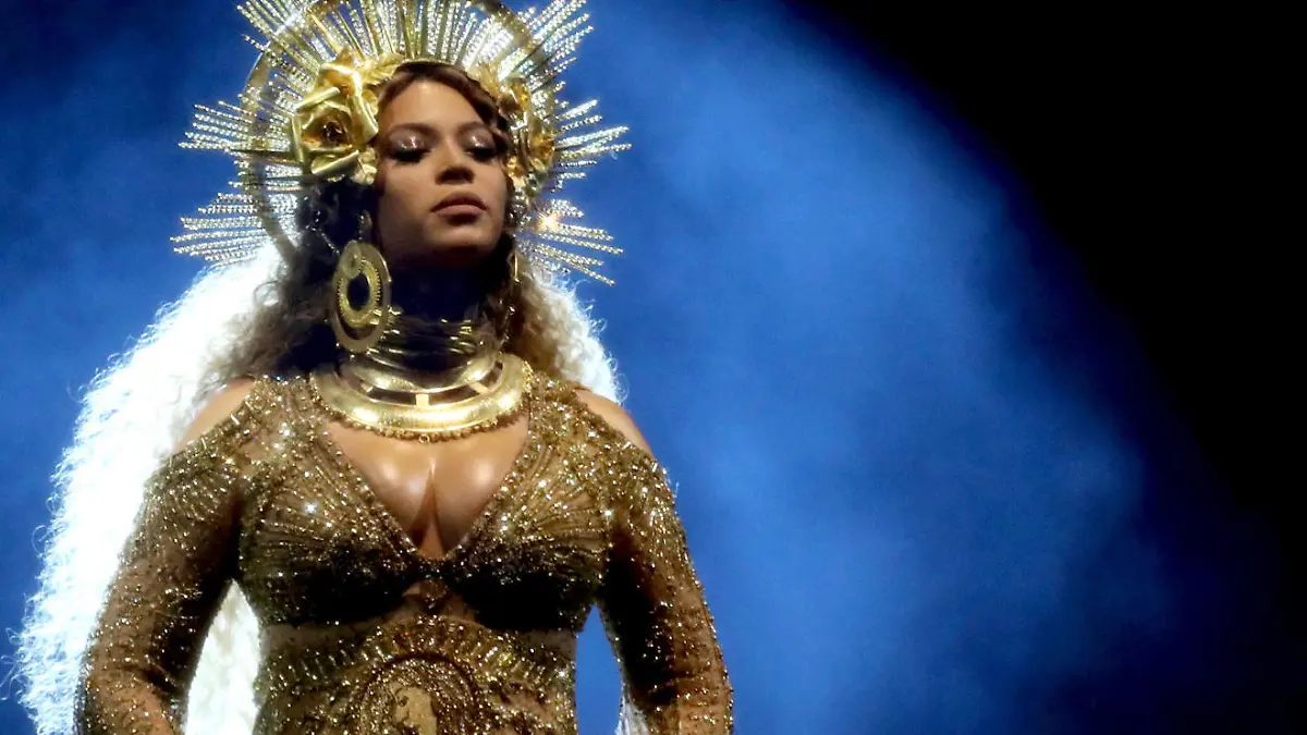 ARCHIV - Beyonce tritt am 12.02.2017 in Los Angeles, USA, während der 59. Verleihung der Grammy Awards im Staples Center auf. Beyoncé präsentierte bei den Grammys nicht nur ihre Lieder, sondern auch ihren Baby-Bauch. (zu dpa «Beyoncés Babybauch und Obama-Tweet: Was 2017 im Netz angesagt war» vom 07.12.2017) Foto: Matt Sayles/Invision/AP/dpa +++(c) dpa - Bildfunk+++