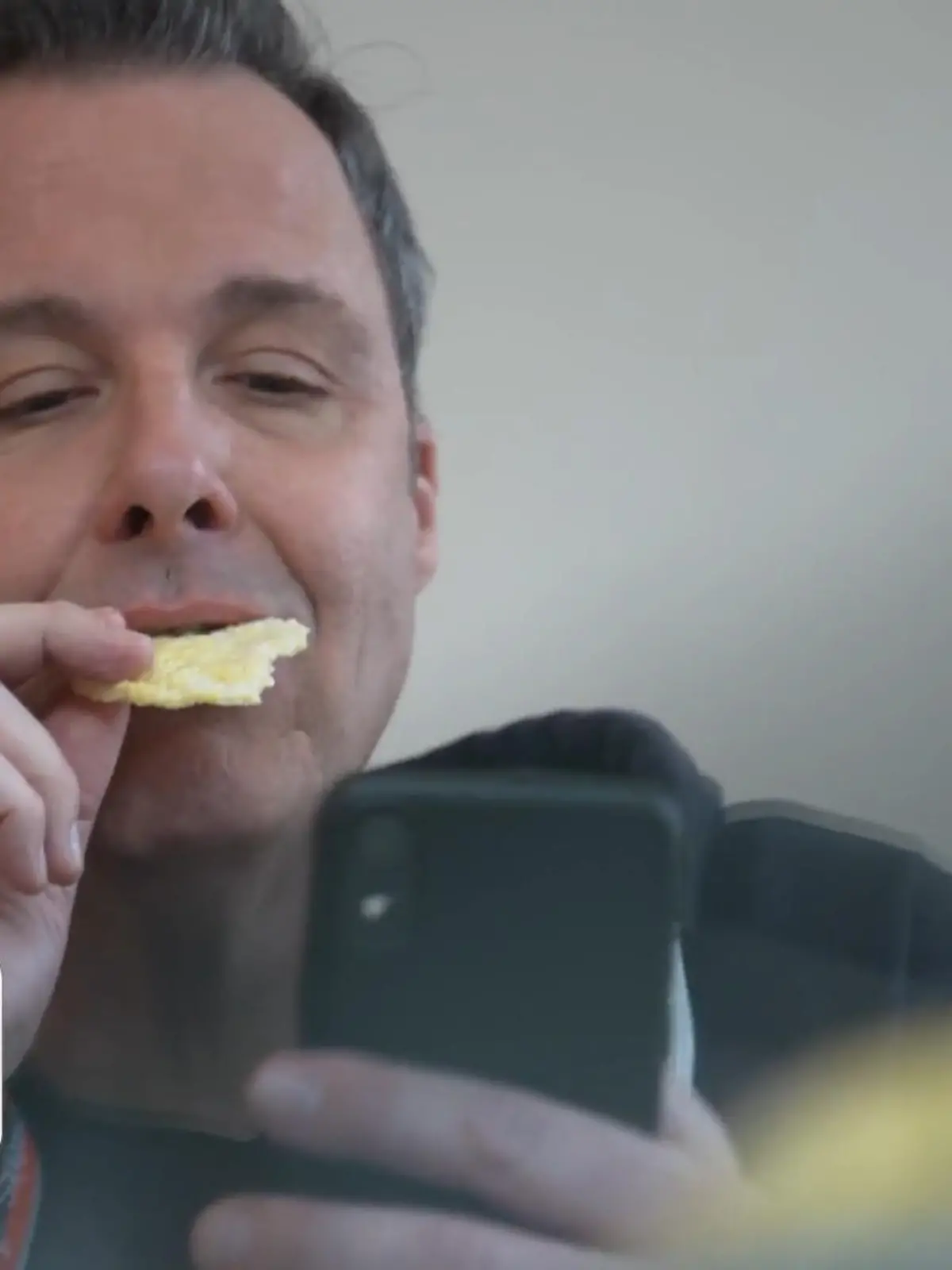 Der freiwillige Nutri-Score soll Verbrauchern direkt anzeigen, wie gesund das Lebensmittel ist. Aber ist es wirklich so einfach? RTL-Reporter Thorsten Sleegers hat das im Selbstexperiment getestet: Er hat sich zwei Wochen lang nur von Lebensmitteln mit einem grünen Nutri-Score ernährt. Wie es ihm ergangen ist, zeigen wir im Video.