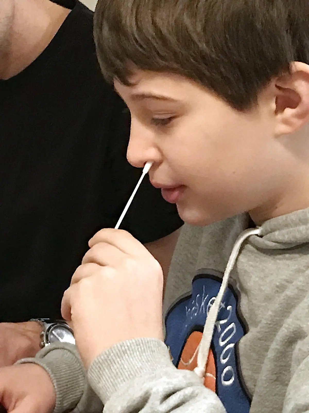18.01.2021, Österreich, Wien: Tim (9) führt unter der Aufsicht seines Vaters einen Corona-Selbsttest durch. Seit dem 18.01.2021 kommen an österreichischen Schulen Corona-Selbsttests für Schüler und Lehrer zum Einsatz - aufgrund der verschobenen Rückkehr in den Präsenzunterricht allerdings nur eingeschränkt. Bei den «Anterio-Nasal-Tests» reicht ein einfacher Abstrich mit einem Tupfer im vorderen Nasenbereich, ein Ergebnis liegt nach rund 15 Minuten vor. Die Testungen sollen künftig einmal pro Woche jeweils am Montag am Programm stehen. Foto: Anja Oberkofler/APA/dpa +++ dpa-Bildfunk +++