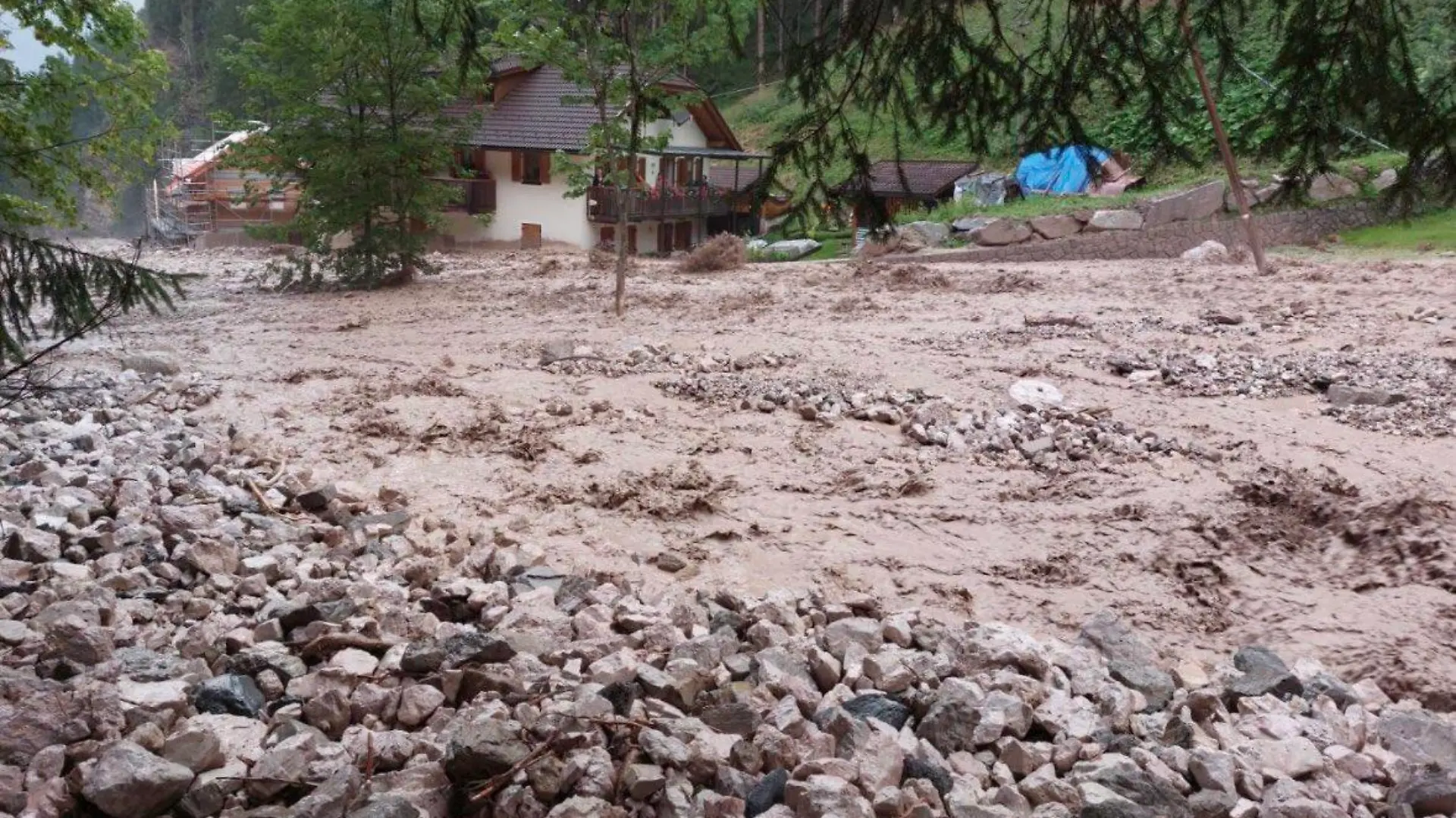 HANDOUT - 30.07.2023, Italien, Oberes Pustertal: Schlamm und Wasser im oberen Pustertal in Sütdirol. Lokal heftige Gewitter mit Starkregen haben am Abend des 29.07.2023 zu größeren Schäden geführt. Der Furkelbach hat in Gassl/Olang mehrere Brücken mit sich gerissen sowie Straßen und Gebäude vermurt. Die kurzen, aber intensiven Gewitter hinterließen in Teilen der nördlichsten Provinz Italiens teils schwere Schäden. (Handout wurde am 30.07. zur Verfügung gestellt) Foto: -/LFV Sütdirol/dpa - ACHTUNG: Nur zur redaktionellen Verwendung im Zusammenhang mit der aktuellen Berichterstattung und nur mit vollständiger Nennung des vorstehenden Credits +++ dpa-Bildfunk +++