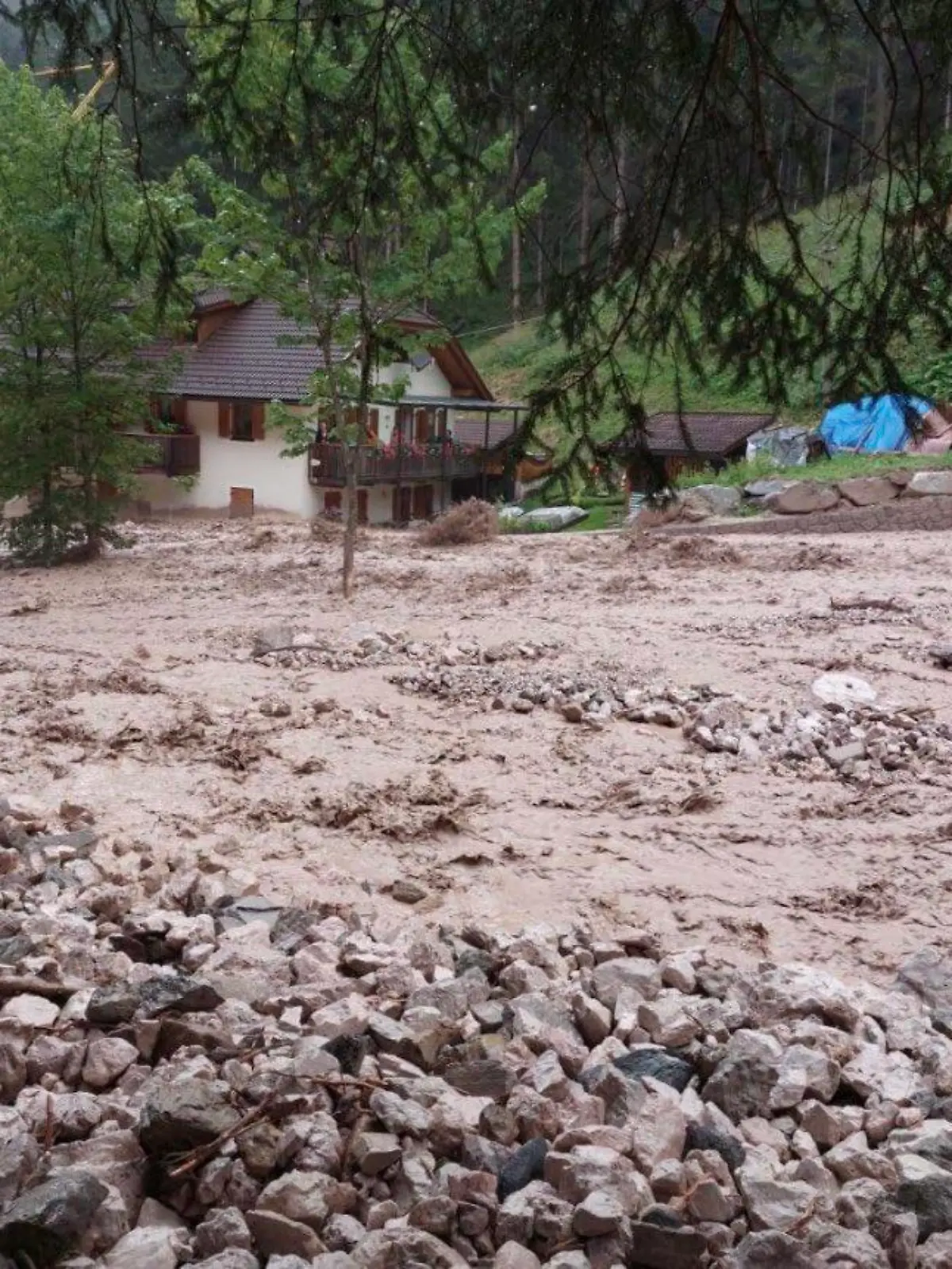 HANDOUT - 30.07.2023, Italien, Oberes Pustertal: Schlamm und Wasser im oberen Pustertal in Sütdirol. Lokal heftige Gewitter mit Starkregen haben am Abend des 29.07.2023 zu größeren Schäden geführt. Der Furkelbach hat in Gassl/Olang mehrere Brücken mit sich gerissen sowie Straßen und Gebäude vermurt. Die kurzen, aber intensiven Gewitter hinterließen in Teilen der nördlichsten Provinz Italiens teils schwere Schäden. (Handout wurde am 30.07. zur Verfügung gestellt) Foto: -/LFV Sütdirol/dpa - ACHTUNG: Nur zur redaktionellen Verwendung im Zusammenhang mit der aktuellen Berichterstattung und nur mit vollständiger Nennung des vorstehenden Credits +++ dpa-Bildfunk +++