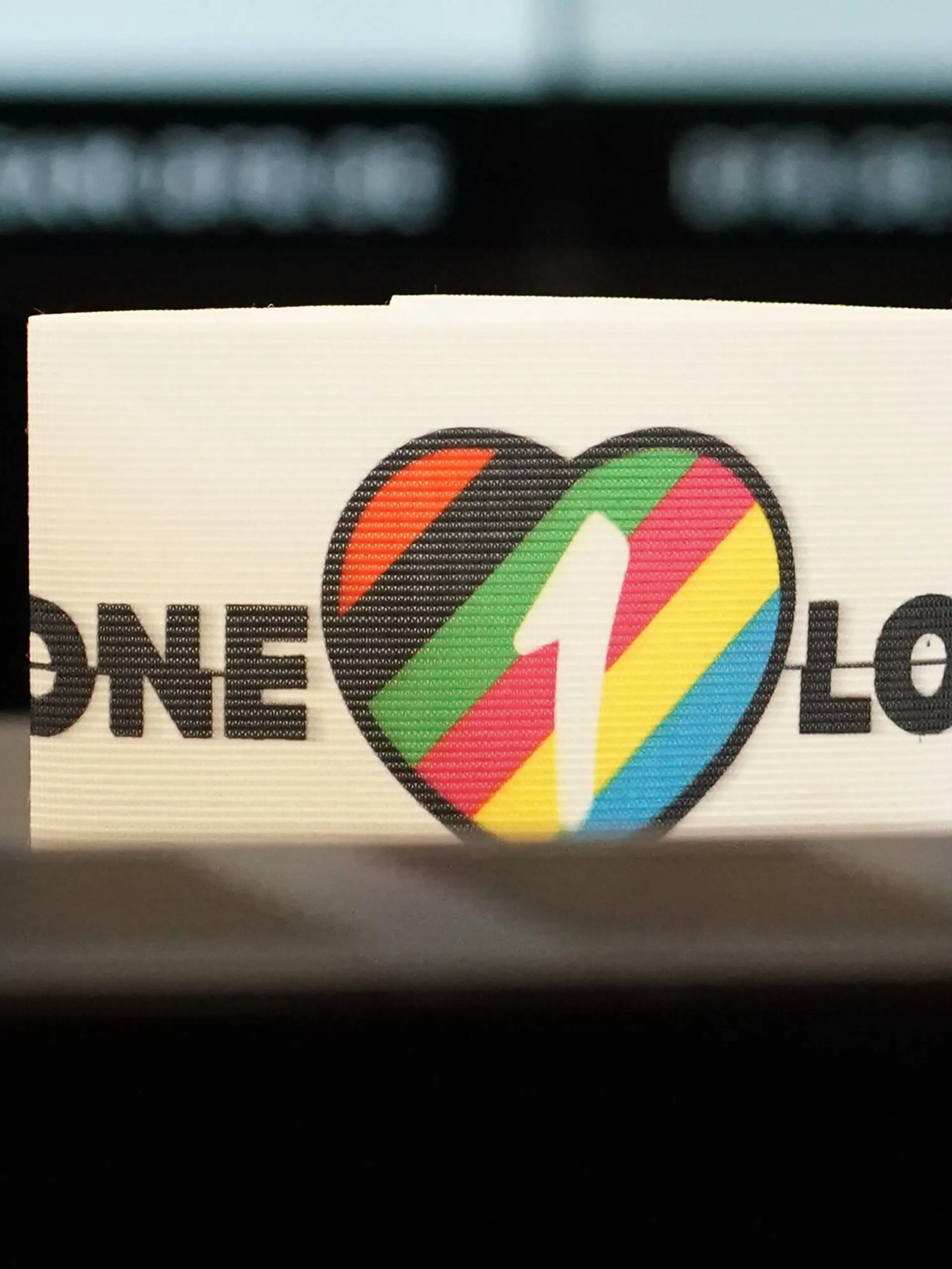 Neue One Love Kapitänsbinde der Nationalmannschaft - Frankfurt 21.09.2022: Pressekonferenz der Deutschen Nationalmannschaft, DFB-Campus Frankfurt *** New One Love national team captain armband Frankfurt 21 09 2022 German national team press conference, DFB Campus Frankfurt. 