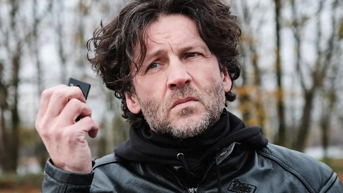 Till versucht vor Rolf (Stefan Franz) zu verbergen, dass er das Lösegeld nicht dabei hat.
Die Verwendung des sendungsbezogenen Materials ist nur mit dem Hinweis und Verlinkung auf TVNOW gestattet.