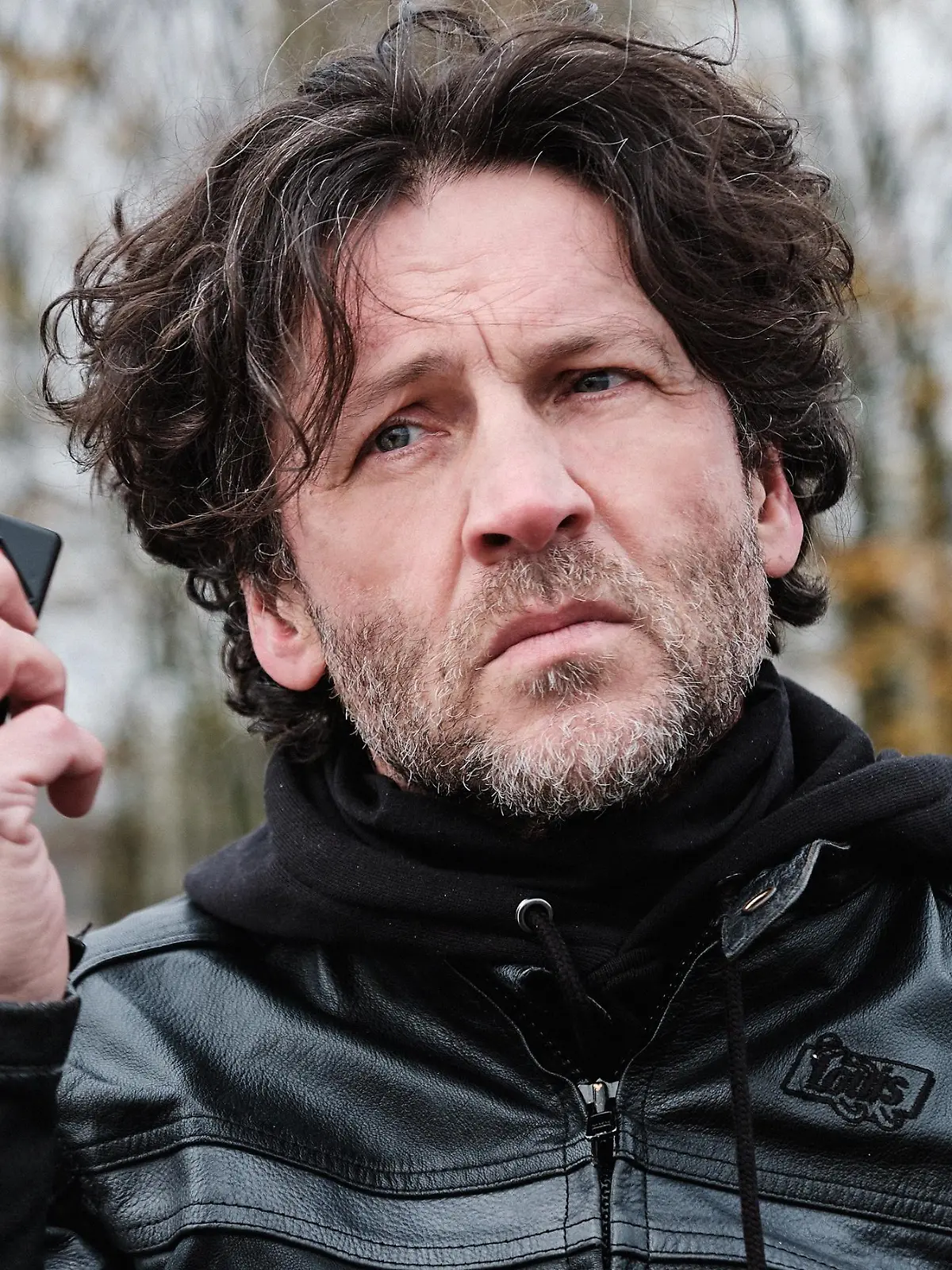 Till versucht vor Rolf (Stefan Franz) zu verbergen, dass er das Lösegeld nicht dabei hat. 

Die Verwendung des sendungsbezogenen Materials ist nur mit dem Hinweis und Verlinkung auf TVNOW gestattet.