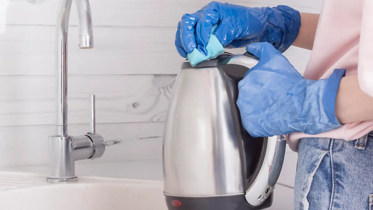 Spezielle Entkalker bringen Ihren Wasserkocher wieder zum Glänzen.