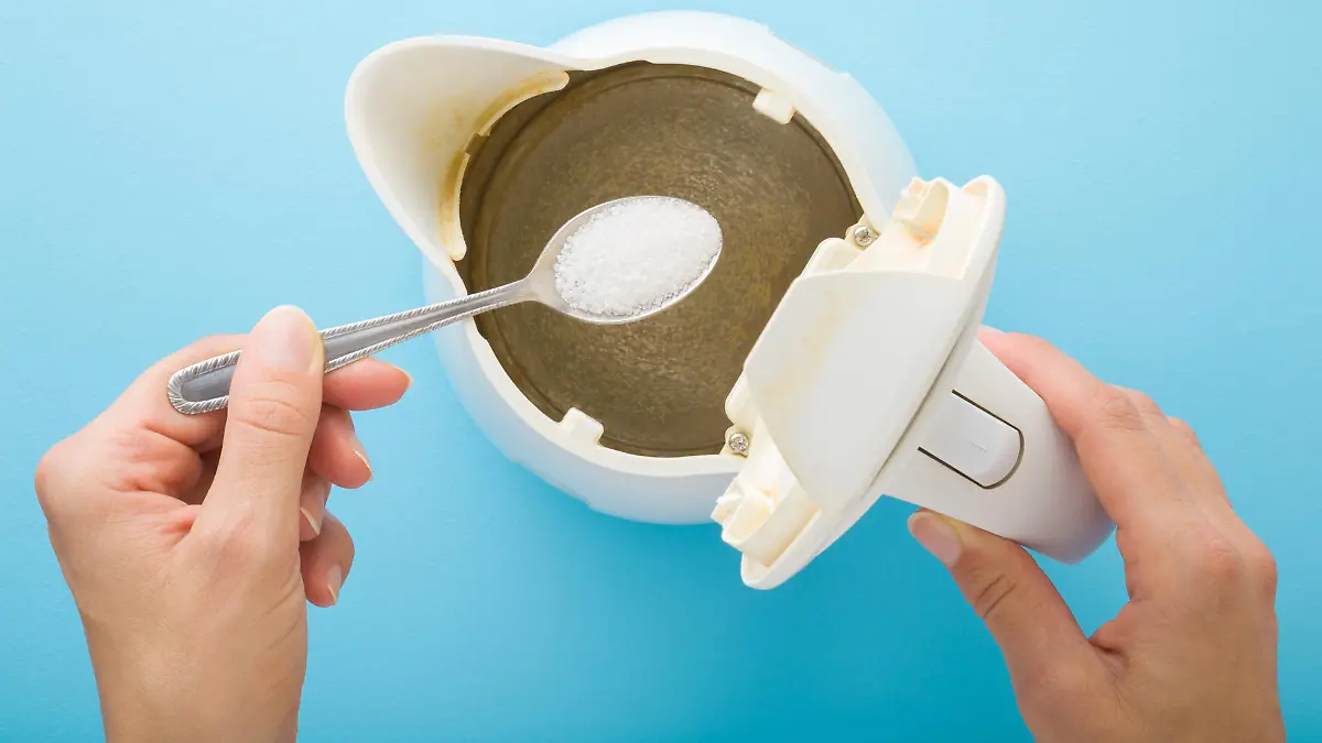 Auch Haushaltsmittel helfen Kalk im Wasserkocher zu entfernen.